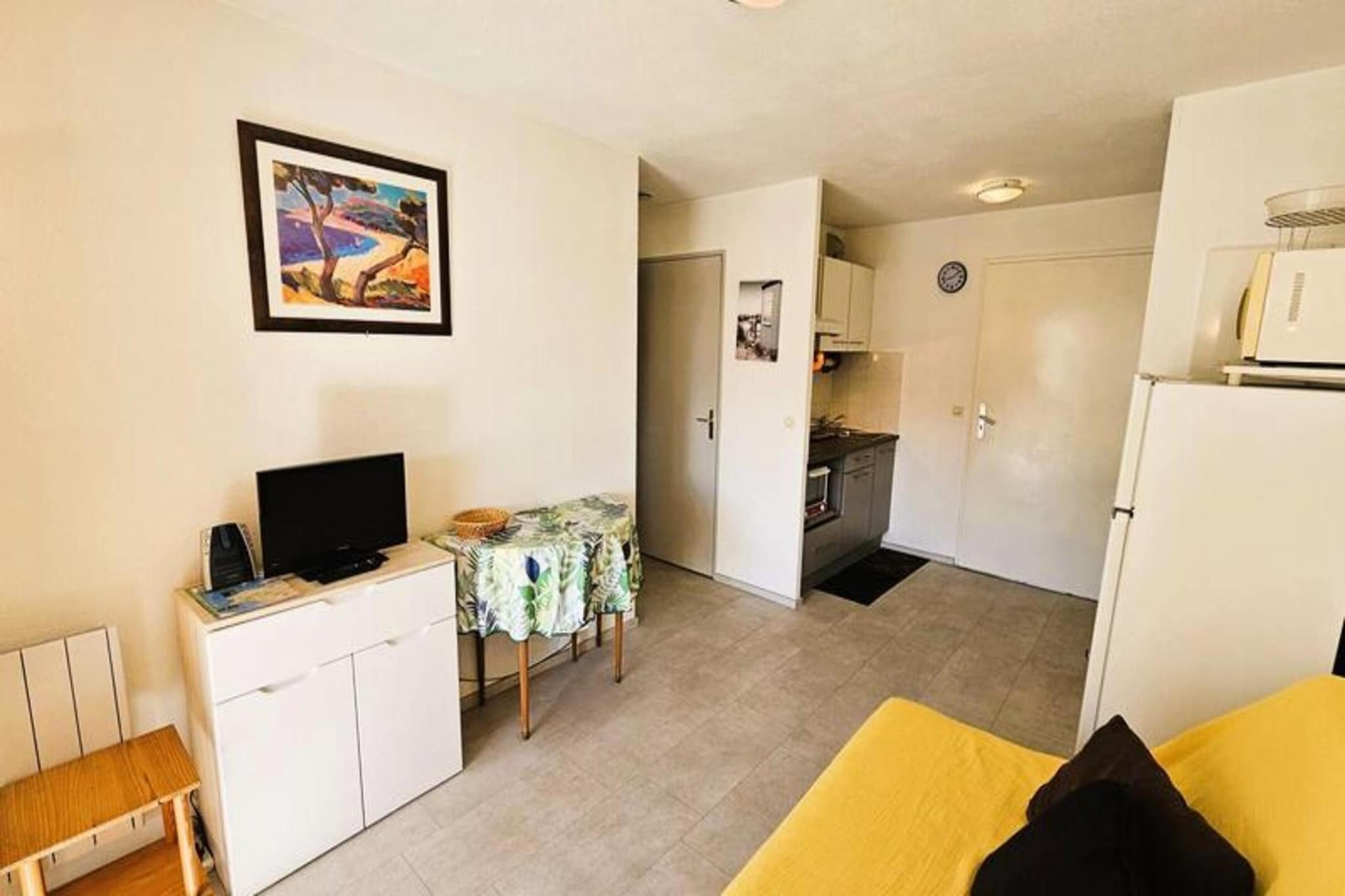 This lovely holiday apartment is located in a private residence just 100 meters from the sea, offering a peaceful and relaxing retreat. The apartment includes a bright living room with a kitchen area open to the living space, and a separate bedroom. For a comfortable stay, the apartment is fully equipped with modern amenities, including a TV, internet, mini oven, electric hob, refrigerator with top freezer, microwave, electric coffee maker, toaster, washing machine, iron, and ironing board. The bedroom features a cozy 140 cm bed, and the living room has a 2-seater convertible sofa for additional sleeping space. The apartment also comes with a private parking space.

The residence is ideally situated just 1100 meters from Sablettes Beach, one of the region's most beautiful sandy beaches, and offers free access to a swimming pool. Shops, restaurants, and entertainment are within walking distance, with a short 15-minute walk to the beach. This location provides an excellent opportunity to enjoy the coastal lifestyle, with the convenience of nearby amenities and the tranquility of being close to the sea.

The apartment also features a private balcony overlooking the swimming pool, complete with garden furniture, perfect for relaxing outdoors. While bed linen, towels, and end-of-stay cleaning are not included, guests have the option to add these services for a more convenient stay. Pets are welcome for an additional charge, and the accommodation is non-smoking.