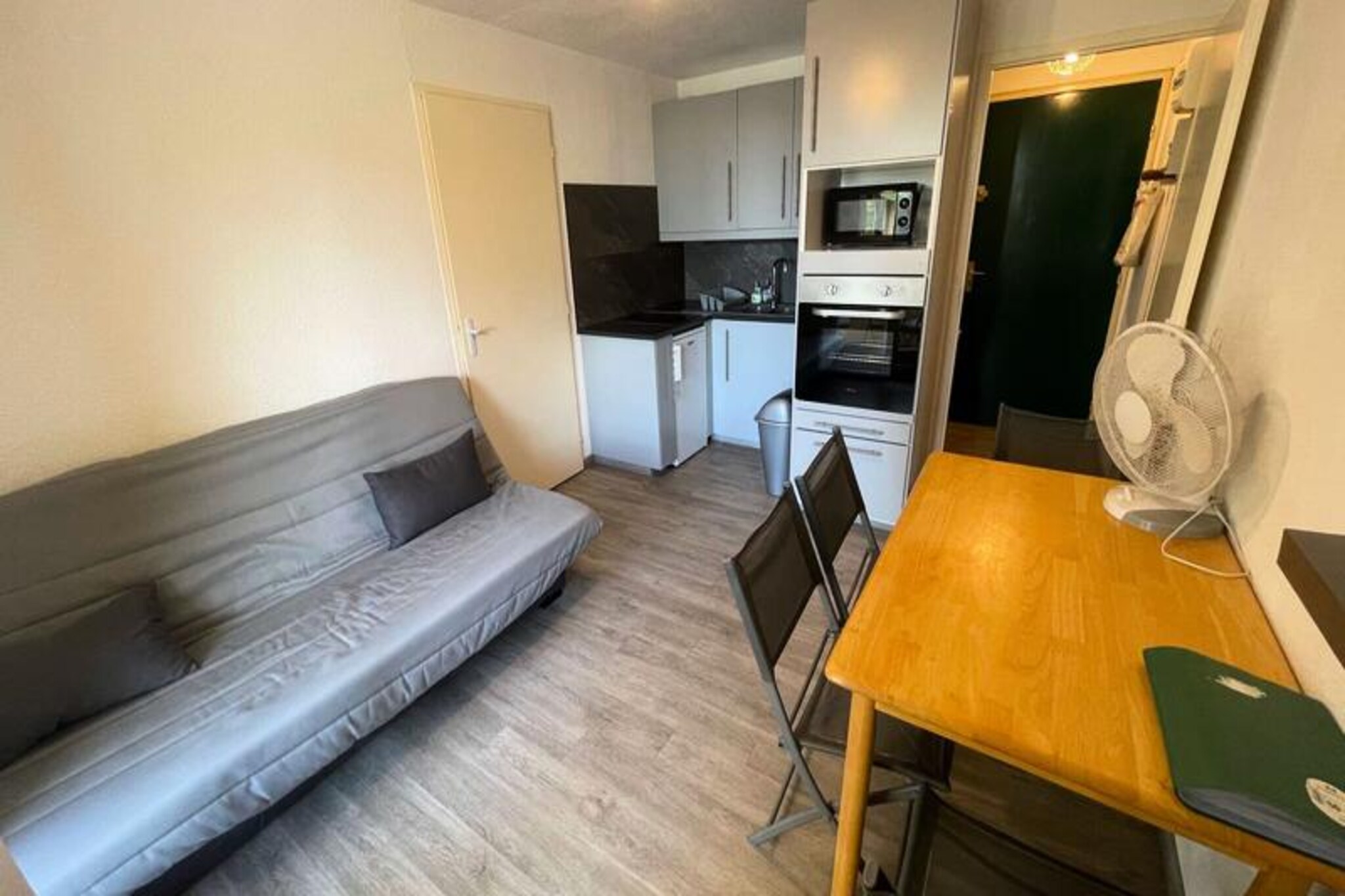 2 Rooms for 4 People