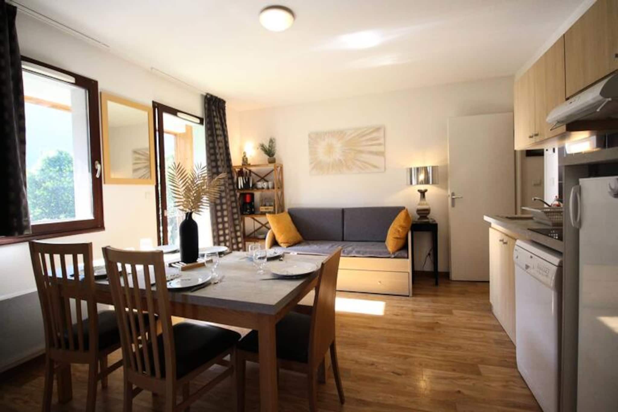 This 44.70 m² apartment, located on the 3rd floor of a building with an elevator, offers accommodation for 4 to 6 people. The living room features a pull-out sofa bed for 2 people, with a TV and a balcony facing east, perfect for enjoying the morning sun. The apartment includes a bedroom with a 160 cm bed and wardrobe, as well as a second bedroom with two 80 cm beds. Pets are allowed if small, making it a great choice for those traveling with pets. The apartment is non-smoking, and a €250 deposit and €80 cleaning deposit are required.
Located between the thermal baths and the city center, this apartment offers convenient access to the best of Luchon. You’ll be just a short walk from local cafes, restaurants, and shops, making it easy to explore the vibrant area. The famous thermal baths are nearby for relaxation, while the city center offers a variety of markets and dining options to discover.
The apartment is equipped with a well-stocked kitchenette, including a 4-burner halogen hob, microwave grill, dishwasher, raclette grill, coffee makers, kettle, and toaster. A bathroom with a shower and washing machine is provided, with separate toilets for added convenience. A parking space is available for guests, ensuring easy access to the property.