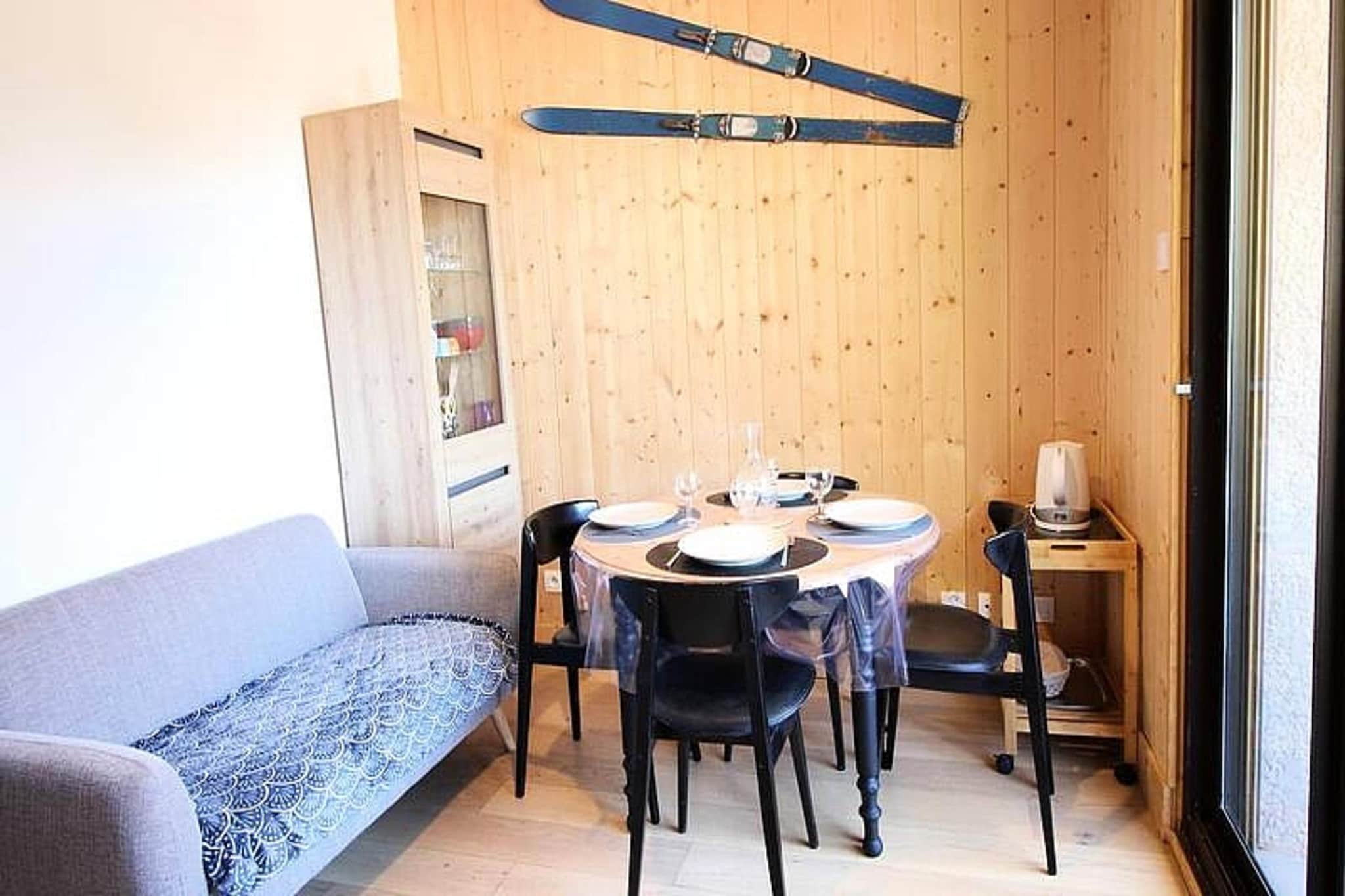 2 Rooms for 4 People