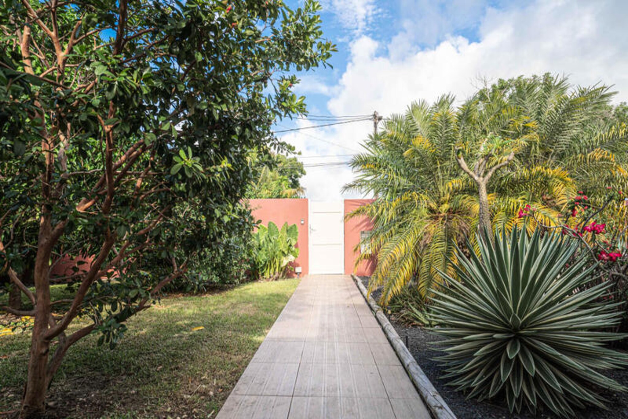 This spacious property consists of two villas with a large swimming pool and can accommodate 12-15 people. The first villa includes a vast living room with a cathedral ceiling, opening to a terrace, a large pool, and lush gardens. It offers four air-conditioned bedrooms, including a master suite with a 180 cm bed, dressing room, bathroom, and toilet. The second villa features a bright kitchen, a lounge area, and two air-conditioned bedrooms, each with its own private bathroom. The villas are not pet-friendly, and a €2500 deposit is required.

Ideally located in the heart of Saint-Franחois, this property is close to quality shops, restaurants, and the Marina. Just 7 minutes from the golf course and a 10-minute drive to one of the most beautiful beaches in Guadeloupe, Raisins Clairs. Saint-Anne’s magnificent beaches are 15 minutes away, and Le Moule is a short 5-minute drive. The area is ideal for water sports, with the Port of Saint-Franחois offering surf lessons, and the nearby beaches are perfect for Wing Foil rides.

The villas are fully equipped with modern amenities, including air conditioning, internet access, and a saltwater swimming pool with an alarm system for safety. Each villa has a fully equipped kitchen, private bathrooms, and large terraces with deckchairs. Guests also enjoy concierge services, a welcome cocktail, and housekeeping before and after their stay.