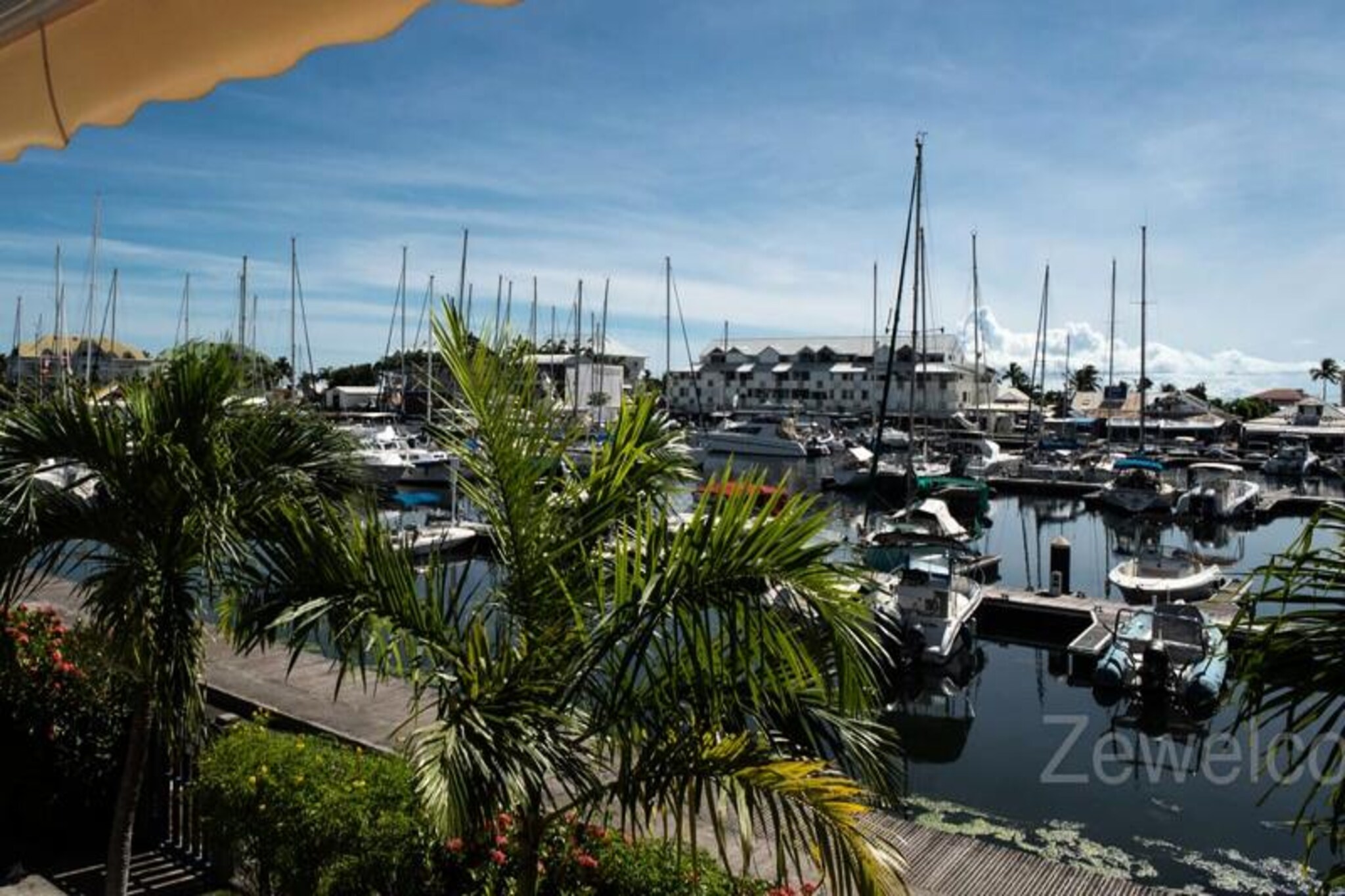 This spacious and bright apartment offers a magnificent view of the marina and direct access to the beach. It features a large living room with a well-equipped American kitchen, a sofa bed for additional sleeping space, and a spacious mezzanine bedroom with a 160 cm bed and views of the international golf course. The apartment is air-conditioned and includes a ventilated bathroom and separate toilet. Renovated to a high standard, it is tastefully furnished and located in a secure, quiet residence, perfect for a peaceful stay.

Located in Saint-François, Guadeloupe, the apartment is just 2 minutes from the town center, where you’ll find supermarkets, bakeries, pharmacies, and local markets. The iconic Marina de Saint-François is right outside, offering a variety of restaurants, shops, and boutiques. The Saint-François International Golf Course, casino, and aerodrome are all within walking distance. Additionally, the most beautiful beaches in Guadeloupe, including Raisins Clairs and Anse à la Gourde, are only a 5-minute drive away.

Inside, the apartment includes a fully equipped kitchen, air conditioning, and a tank for water reserve. Towels and bed linen are provided, and quality housekeeping ensures a clean and comfortable stay. The accommodation also offers WiFi and exclusive concierge services to assist with any requests, such as excursions, vehicle rentals, and airport transfers.