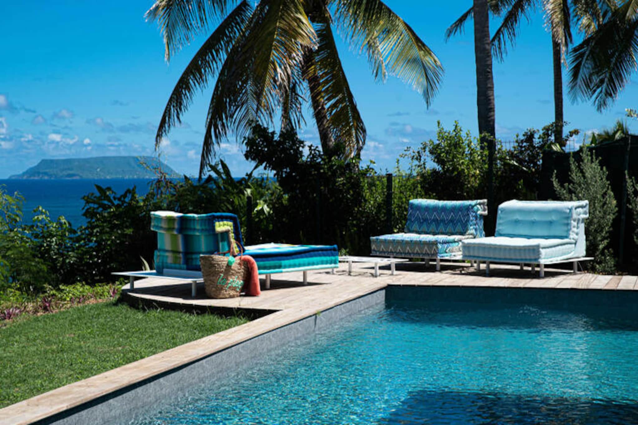 Welcome to **Villa Zyx**, a 5-star villa offering breathtaking **sea views**. Located between Saint-François and the tip of the Castles, this modern, single-story villa features 4 spacious bedrooms, each with a **private bathroom**, **dressing room**, and **TV**, accommodating up to 8 guests. Two bedrooms have **king-size beds**, while the others offer **queen-size beds**. Enjoy the **private swimming pool**, **outdoor cinema**, and a large **terrace** with a bioclimatic veranda, ideal for outdoor relaxation.

Just 10 minutes from the **beach** and **Saint-François city center**, you'll find all amenities including a **supermarket**, **pharmacy**, and **fish market**. The **Marina de Saint-François**, with shops, restaurants, and water activities, is only 5 minutes by car. Nearby attractions include the **Saint-François Golf Course**, **casino**, and **aerodrome**, as well as stunning beaches like **Raisins Clairs** and **Caravelle**.

The villa features a **fully equipped kitchen**, **two refrigerators**, **two dishwashers**, and a **wine cellar**. With **air conditioning** in all rooms, **Wi-Fi**, and **daily cleaning** on request, Villa Zyx ensures comfort and convenience for your stay.
