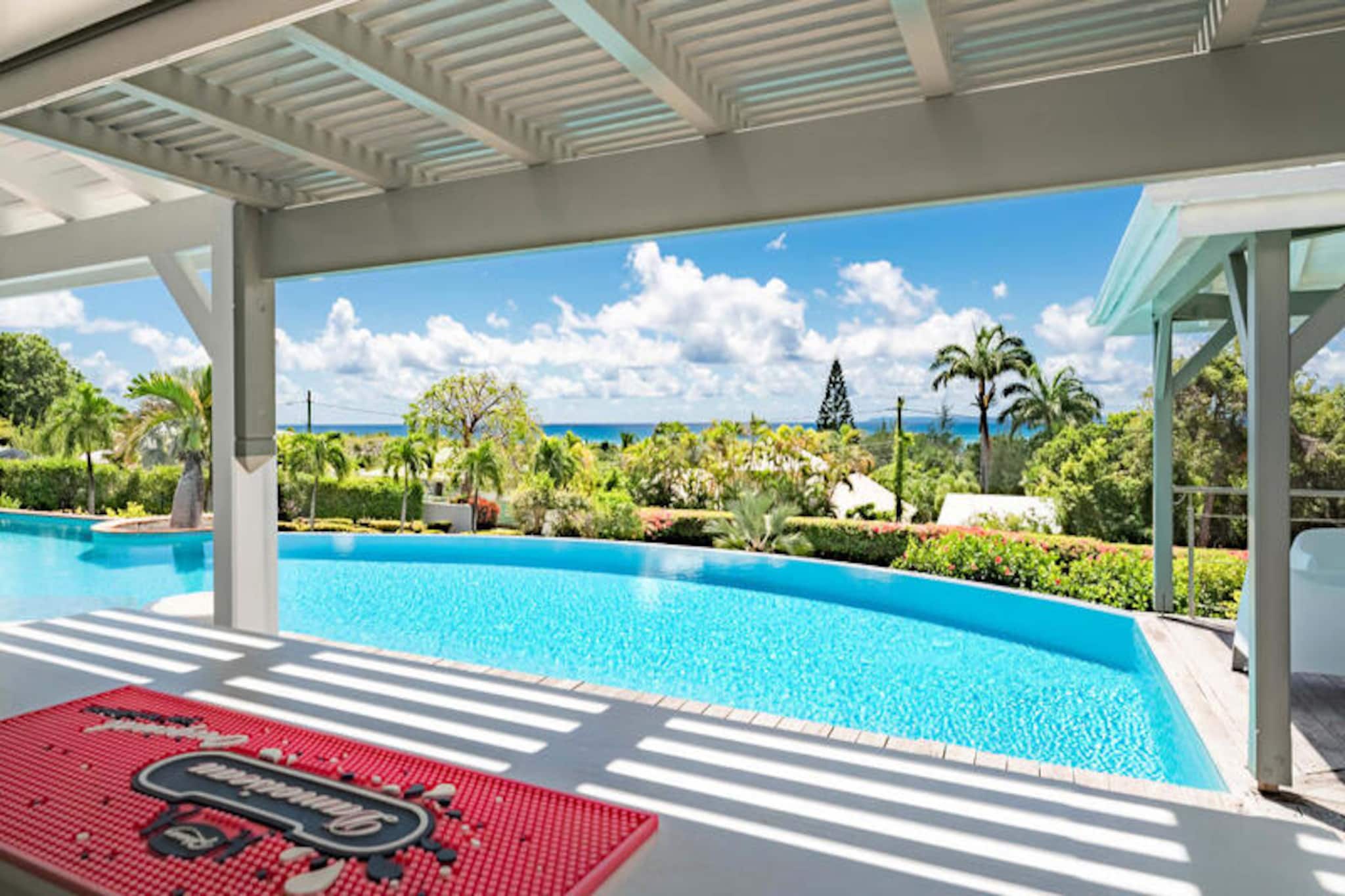 This spacious holiday home features 5 air-conditioned bedrooms, each with its own en-suite bathroom, offering ultimate comfort and privacy for large families or groups of friends. The living room opens to a stunning overflow swimming pool with panoramic sea views, creating a serene environment. Additional amenities include billiards, darts, and a large garden for children to play safely. The property is pet-friendly, and towels and bed linen are included.

Located in Saint-Franחois, the property is just a 5-minute walk from the beach and offers easy access to local attractions. The city center and marina are within walking distance, with shops, restaurants, and water activities nearby. For stunning views, head to Pointe des Chגteaux, just 15 minutes away by car, or visit the seaport for excursions to surrounding islands.

The villa boasts a fully equipped kitchen, an outdoor terrace with a barbecue, and a water reserve system to protect against any disruptions. High-quality housekeeping services are provided before and after your stay. Internet access and air conditioning in every room ensure comfort throughout. A dedicated concierge service is available for all your needs.