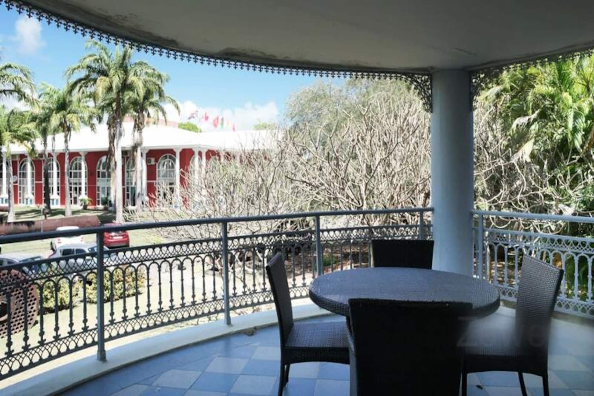 This charming studio is located in a luxury residence with a swimming pool and tennis court, offering a peaceful and quiet retreat. The apartment spans 42m² with an 18m² terrace and accommodates up to three guests, featuring a king-size bed (180 cm) and a 90 cm bench seat. The apartment is air-conditioned and includes a flat-screen TV with cable, Wi-Fi, and all necessary linens and towels. The property is not pet-friendly, and a €400 deposit is required.

Situated in Saint-Franחois, the apartment is just a 5-minute walk to the Marina, offering a variety of restaurants and shopping boutiques. Nearby attractions include the Saint-Franחois International Golf Course, Casino, and Aerodrome, all within walking distance. The stunning Raisins Clairs beach and several other beaches, like Anse א la Gourde, are only 5 minutes away. For water sports enthusiasts, surf lessons are available at the Port of Saint-Franחois, and Anse-Champagne is a great spot for Wing Foil rides.

The well-equipped kitchen includes a microwave, ceramic hob, kettle, coffee maker, and a small dishwasher. The bathroom features a bathtub and hairdryer. Other amenities include a washing machine, iron, and a 300L water tank with a booster for consistent water pressure. Guests also have access to a yoga mat, tennis rackets, and pool towels.