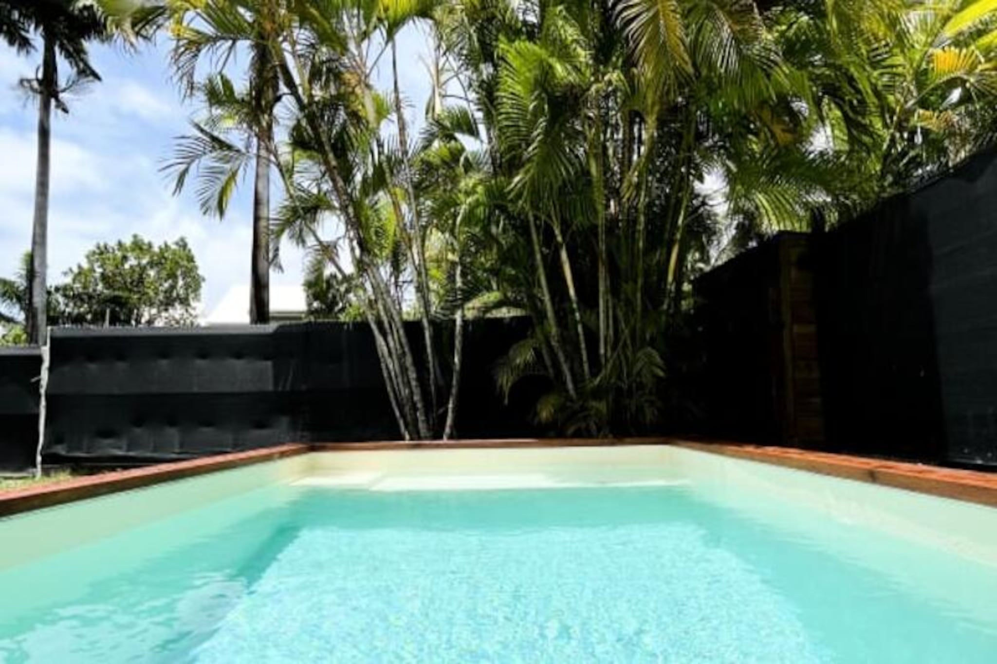 This charming, intimate bungalow is located in a peaceful residential area near the center of Saint-François, Guadeloupe. The property features a private entrance, a 200m² garden, and a private swimming pool, ensuring complete privacy and relaxation. The bungalow is beautifully decorated, offering a well-equipped kitchen, a large bedroom with a 160cm bed and a 90cm bed, and a ventilated bathroom with a toilet.

The villa is just 5 minutes from the town center, where you’ll find shops, a supermarket, a bakery, a pharmacy, and a market with fresh fish and spices. The popular Marina de Saint-François, known for its restaurants and boutiques, is nearby, as is the Saint-François International Golf Course, the casino, and the aerodrome. The stunning beaches of Guadeloupe, such as Raisins Clairs, Anse à la Gourde, and Anse-Champagne, are also just 5 minutes away. For water sports enthusiasts, the Saint-François Marina offers surf lessons, and the nearby Anse-Champagne beach is ideal for Wing Foil.

Guests can enjoy air conditioning, internet access, and a water reserve system to protect against cuts. Towels and bed linens are included, and the property is carefully cleaned before and after your stay. A concierge service is available to assist with excursions, vehicle rentals, airport transfers, and special requests. Please note that parties are not allowed out of respect for the neighborhood.