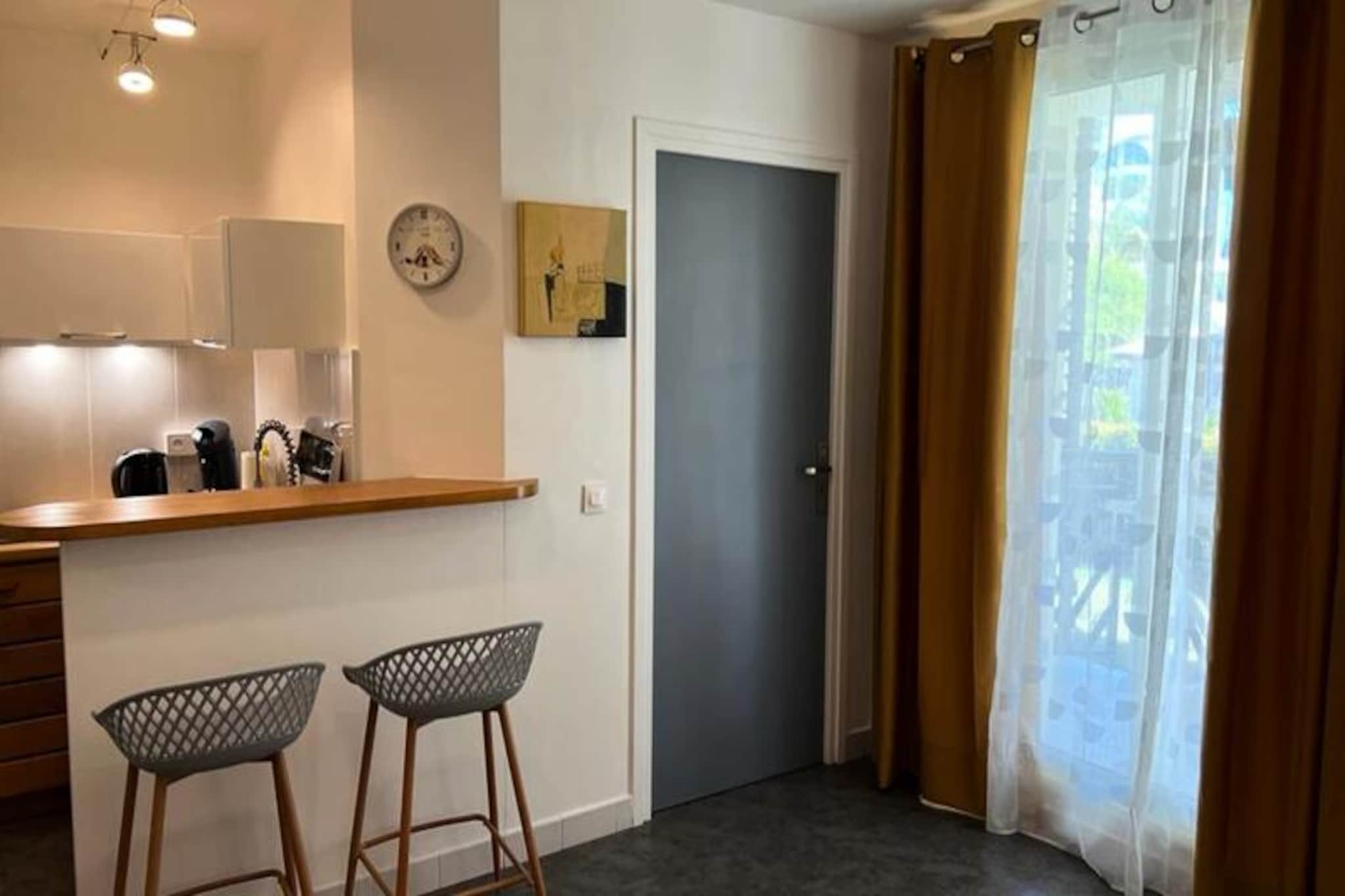 This renovated apartment is located in a secure, tropical-style residence with direct beach access, a swimming pool, a restaurant, and a bar. It features two air-conditioned bedrooms—one with a 160 cm bed and the other with a 140 cm bed. The living room includes a sofa convertible for two children, and the apartment also offers a bathroom with a toilet. The apartment is not pet-friendly and requires a €500 deposit for booking.

Situated in the heart of Saint-Franחois, the property is just 5 minutes from the Marina, where guests can enjoy a variety of restaurants and shops. The Saint-Franחois International Golf Course, Casino, and Aerodrome are within walking distance. Nearby beaches, including Raisins Clairs and Anse א la Gourde, are perfect for relaxation and water sports. The iconic Pointe-des-Chגteaux and the island of Dיsirade are also just a short drive away.

The apartment is equipped with a small kitchen open to the living room, offering all the essentials for a comfortable stay. A private terrace allows guests to enjoy breakfast or aperitifs while soaking in the tropical air. Additional amenities include Wi-Fi, air conditioning, towels, bed linens, and a baby bed upon request. Quality housekeeping is provided before and after each stay.