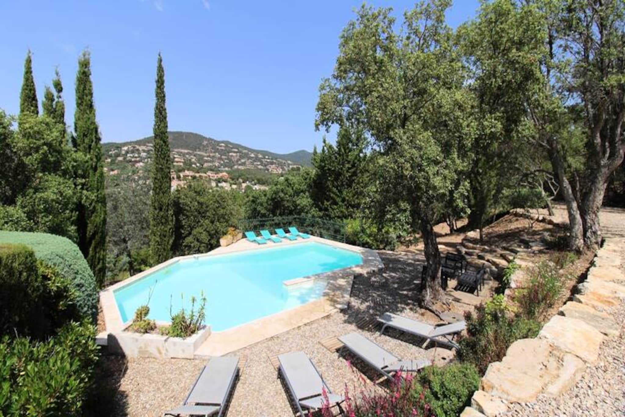 This beautifully renovated 5-room villa offers a peaceful retreat with stunning views of the hills, lake, and Valcros golf course. Accommodating up to 8 guests, it features 4 air-conditioned double bedrooms with Queensize beds and plenty of storage. The villa is not pet-friendly, and smoking is prohibited. Enjoy modern amenities including Wi-Fi, television, and air conditioning in all rooms. There is also a private parking space for up to 3 cars, secured by an electric gate with remote control, ensuring privacy and safety throughout your stay.
The villa’s prime location offers easy access to beautiful beaches, including Argentière, Estagnol, Brégançon, and Pellegrin, all just a few minutes away. Explore the local charm of the area, with quick access to the pier for Porquerolles Island and the Valcros International Golf Club, only 5 minutes away. For those looking to relax or dine out, the area also boasts cafes, restaurants, and vibrant markets where you can sample local produce and delicacies.
Inside, the villa features a fully equipped American kitchen, ideal for preparing meals, along with a comfortable living room opening onto a large terrace with garden furniture and a bio-climatic pergola. A private swimming pool (10x5m), secured by an alarm, provides the perfect spot for relaxation, complete with an outdoor shower, parasol, and a BBQ for al fresco dining. The villa also includes a washing machine, dishwasher, and additional conveniences for a comfortable stay.