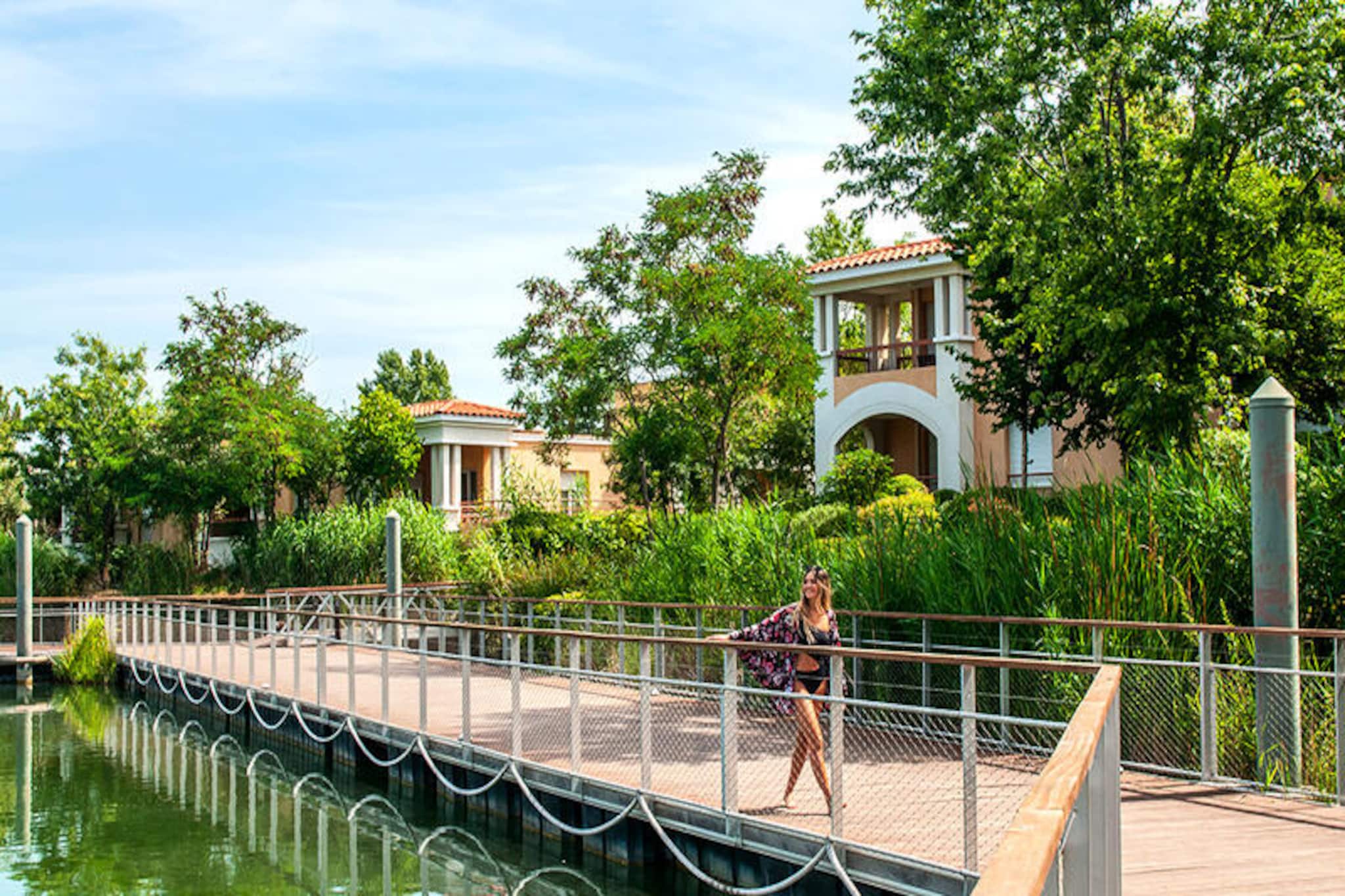 Bed Linen, Living room(double sofa bed, TV, dining table), Kitchen(electric kettle, coffee machine, microwave, dishwasher, dishes and cutlery), bedroom(double bed), bathroom(shower, washbasin), Parking, Tennis court, Sporting field(s), Play area, TV, TV, sauna, air conditioning, air conditioning, terrace, Towels incl.