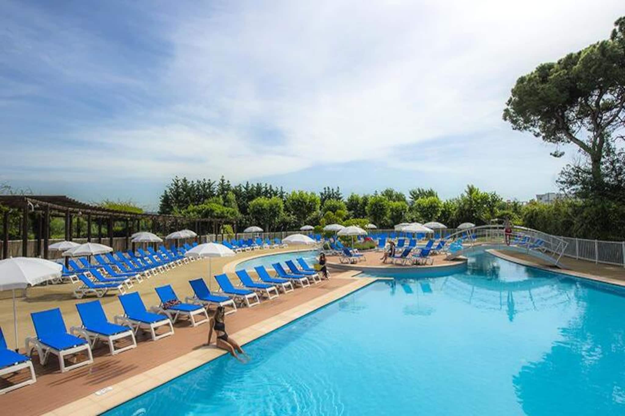 This charming resort-style apartment offers a relaxing stay with modern comforts. It features a cozy living room with a sofa bed (sleeps 2) and a separate bedroom with twin beds. The apartment includes a bathroom and a separate toilet for added convenience. The spacious terrace is equipped with garden furniture, perfect for enjoying the sunny surroundings. Pets are welcome for an additional fee, and the property is family-friendly with available baby kits. Wifi is available at reception, with a 30-minute daily allowance per adult.

The property is located just minutes from the sandy beaches of Mandelieu and La Napoule, and only 1.5 km from the resort center, where you can find shops, cafes, and restaurants. Guests can enjoy easy access to the famous Golf Old Course Cannes Mandelieu and the Croisette in Cannes. Nearby attractions also include a vibrant local market, offering fresh produce and regional specialties, making this location ideal for those wanting to explore the local culture and cuisine.

The apartment comes with a fully equipped kitchen, allowing you to prepare meals with ease. Additional amenities include a 600m² outdoor swimming pool (seasonal), a children's pool, water jets, and a solarium terrace with deck chairs. For relaxation, there is a wellness area with a sauna, whirlpool bath, and hydromassage shower. Sports enthusiasts can enjoy the tennis court and multi-sport field, while younger guests will appreciate the play area.