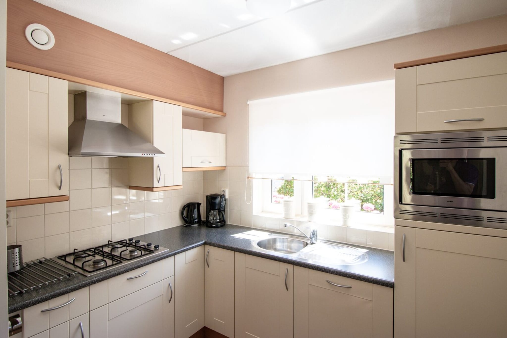 Ground floor: (open kitchen(hob(4 ring stoves, gas), electric kettle, coffee machine(filter), oven, combination microwave, dishwasher, fridge-freezer, dishes and cutlery, Cooking basics), Living/diningroom(TV(cable, dutch television channels, german television channels), dining table, seating area), bedroom(single bed, single bed), bathroom(shower(walk-in shower), washbasin, toilet))\n\nOn the 1st floor: (bedroom(double bed), bedroom(single bed, single bed), toilet(washbasin, toilet))\n\nGarden Furniture , stove(gas), washing machine, patio, heating(central), garden, parking, Charging post for electric cars