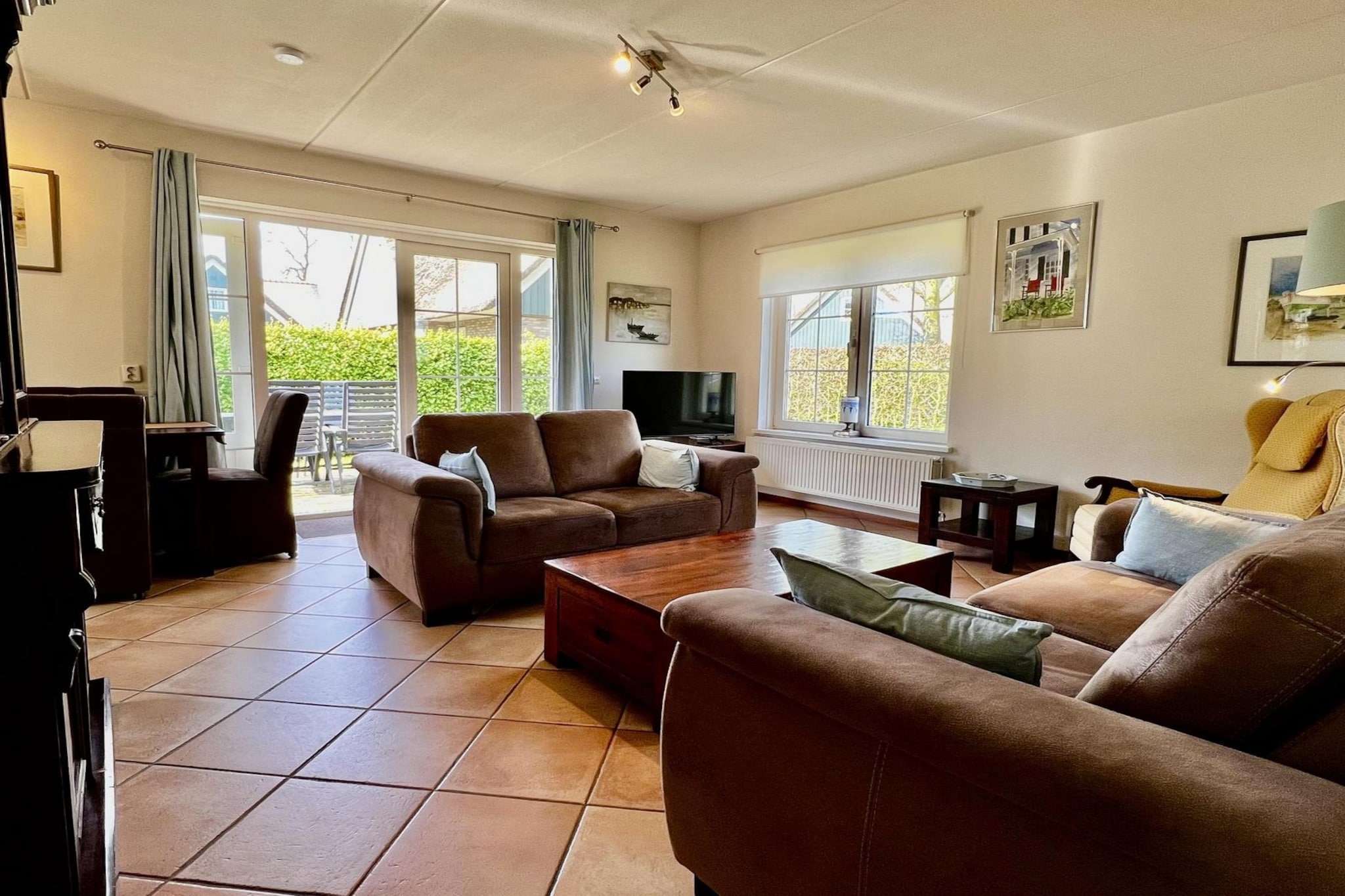 This charming holiday home is perfect for a relaxing getaway, accommodating up to six guests with its three comfortable bedrooms featuring cozy beds. The property is designed for those seeking tranquility and comfort, with two modern bathrooms providing convenience for larger groups. Guests can enjoy the peaceful surroundings knowing that pets are not allowed, ensuring a serene and allergen-free environment. With amenities such as free parking, Wi-Fi, and a private terrace, the holiday home promises a worry-free stay.
Nestled in the scenic village of Sint Maartenszee, this property offers easy access to a variety of attractions. Just a short drive away, explore the beautiful beaches of the North Sea, perfect for a day of sunbathing or a refreshing swim. Nearby, you'll find charming cafes and local markets, ideal for sampling Dutch delicacies and picking up unique souvenirs. Nature enthusiasts will appreciate the proximity to hiking and cycling trails, while families can enjoy a visit to nearby amusement parks.
The holiday home comes fully equipped with a modern kitchen, complete with a refrigerator, microwave, and all the essentials needed to prepare your favorite meals. A spacious dining area and a cozy living room make it a great space to unwind after a day of exploration. Additional amenities include a washing machine for extended stays and a secure storage area for bikes or sports equipment. This delightful retreat is ready to make your vacation truly unforgettable.
The bed-linen is optional and available for € 13 p.p./Stay.