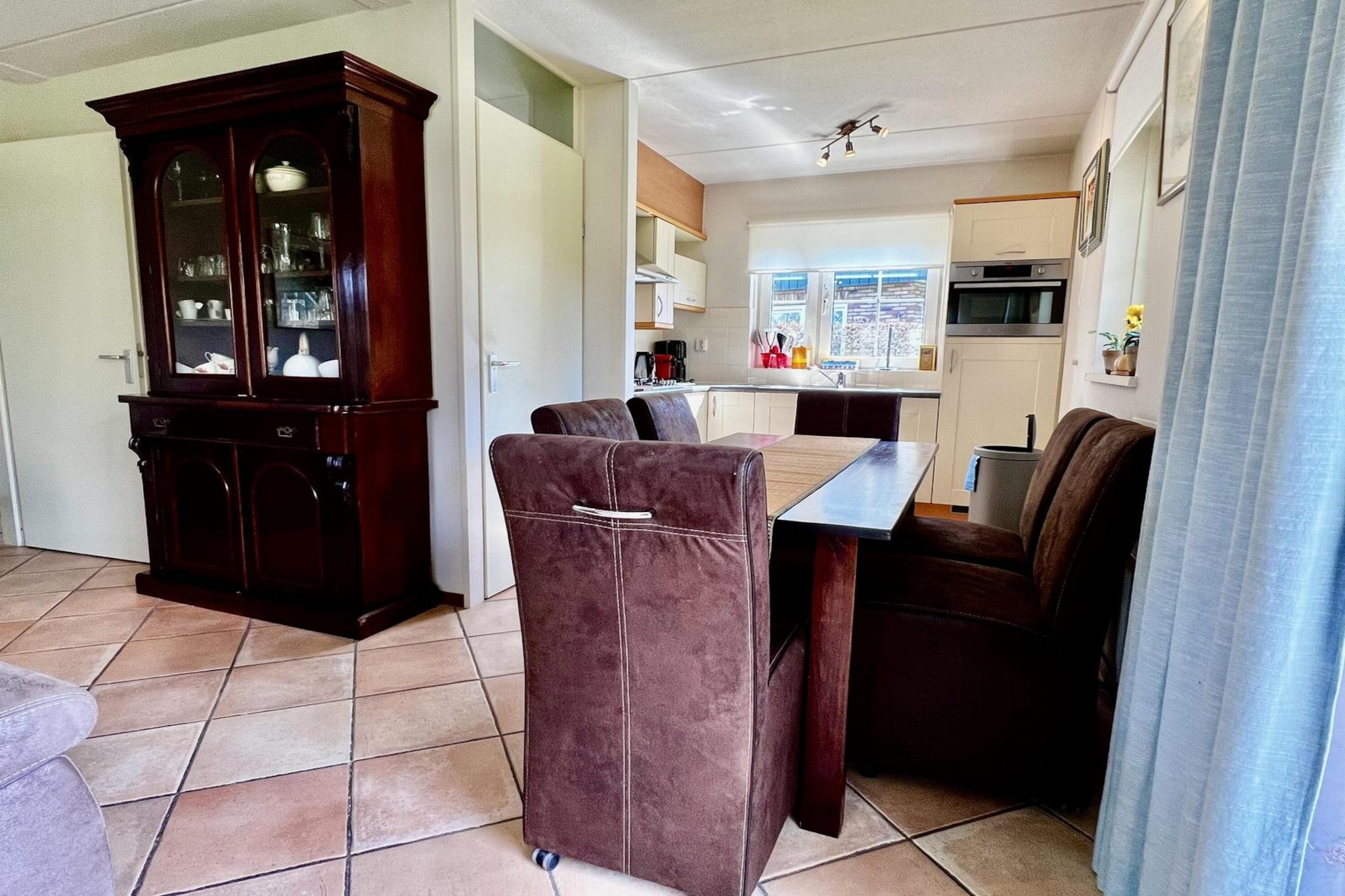 Ground floor: (open kitchen(hob(4 ring stoves, gas), electric kettle, toaster, coffee machine(espresso, filter), oven, combination microwave, dishwasher, fridge-freezer, Juicer, dishes and cutlery, Cooking basics), Living/diningroom(TV(cable, dutch television channels, german television channels), dining table, seating area), bedroom(single bed, single bed), bathroom(shower(walk-in shower), washbasin, toilet))\n\nOn the 1st floor: (bedroom(double bed), bedroom(single bed, single bed), bathroom(shower(walk-in shower), washbasin), toilet(washbasin, toilet))\n\nGarden Furniture , washing machine, patio, heating(central), garden, BBQ, parking, Charging post for electric cars