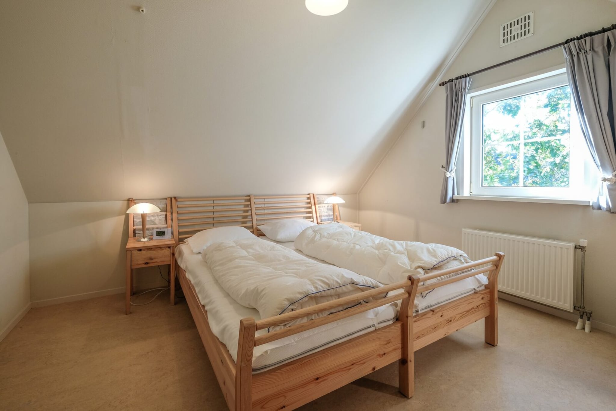 Ground floor: (open kitchen(hob(4 ring stoves, gas), electric kettle, toaster, coffee machine(espresso, filter), oven, combination microwave, dishwasher, fridge-freezer, dishes and cutlery, Cooking basics), Living/diningroom(TV(cable, dutch television channels, german television channels), dining table, seating area), bedroom(single bed, single bed), bathroom(shower(walk-in shower), washbasin, toilet))\n\nOn the 1st floor: (bedroom(double bed), bedroom(single bed, single bed), bedroom(single bed, single bed), bathroom(shower(walk-in shower), washbasin), toilet(washbasin, toilet))\n\nGarden Furniture , washing machine, patio, heating(central), garden, BBQ, parking