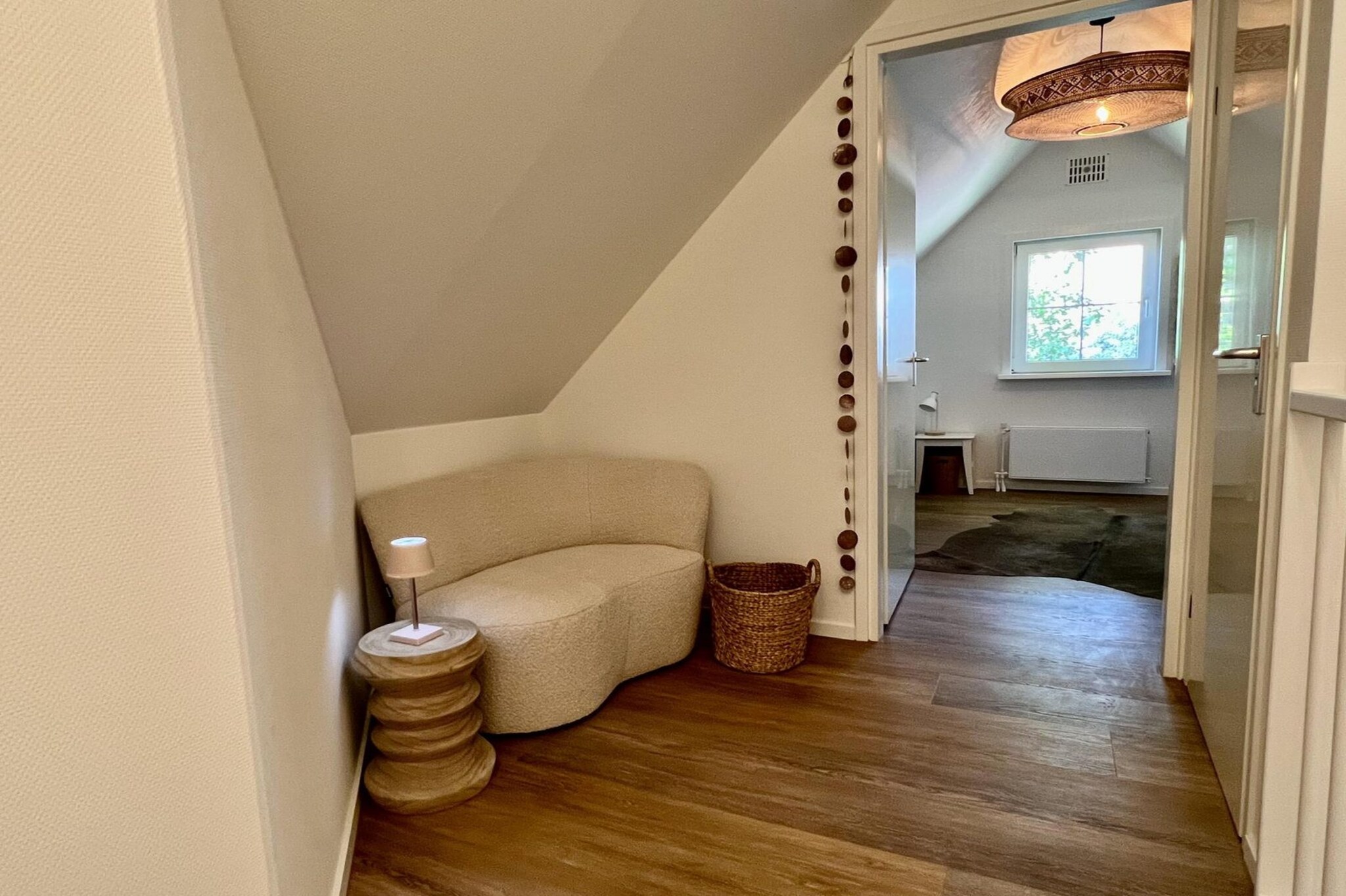 Ground floor: (Living room(TV(smart TV), seating area), dining room(dining table(6 persons)), open kitchen(hob(4 ring stoves, induction), coffee machine(espresso), combination microwave, dishwasher, fridge-freezer), bedroom(double bed or 2 single beds), bathroom(shower, washbasin, toilet), Internet access)\n\nOn the 1st floor: (bedroom(double bed), bedroom(single bed(duvet, 90 x 200 cm), single bed(duvet, 90 x 200 cm)), bathroom(bath tub, washbasin, toilet))\n\ntumble dryer, cot, washing machine, garden doors, patio, heating(central), terrace, garden, garden furniture, BBQ, parking, high chair, Charging post for electric cars