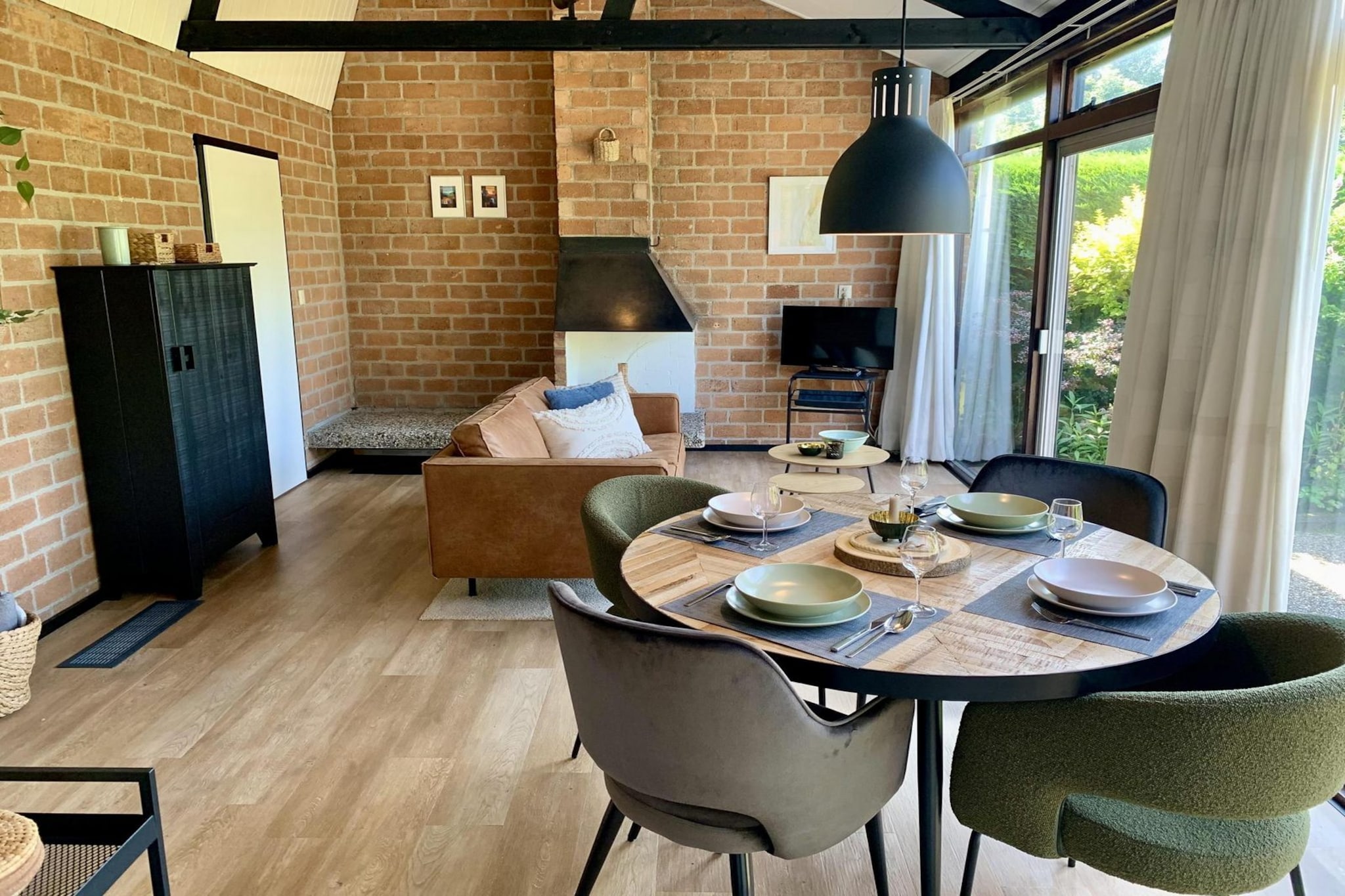 Ground floor: (Living room(TV(smart TV, dutch television channels, german television channels, international television channels), dining table, seating area), open kitchen(stove(gas), hob(4 ring stoves), electric kettle, coffee machine(filter), microwave, dishwasher, fridge-freezer), bedroom(double bed(160 x 200 cm)), bedroom(single bed(90 x 200 cm), single bed(90 x 200 cm)), bathroom(shower, washbasin, toilet))\n\nterrace, garden, parking