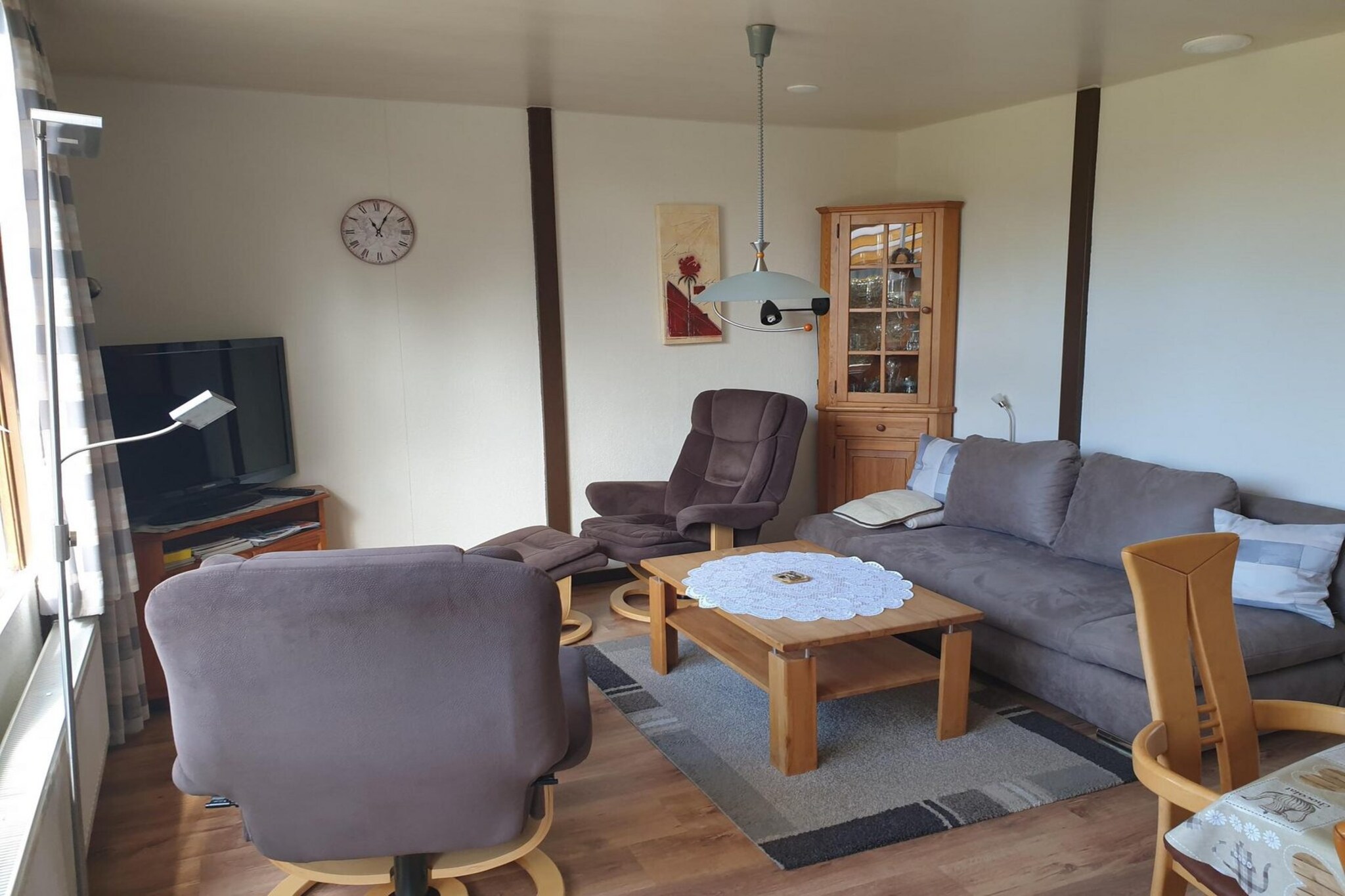 Discover a very comfortable and lovingly furnished 6-person bungalow in Sint Maartenszee, perfectly situated within cycling distance of the beach, sea, dunes, and forest. This detached home offers 77mÂ² of living space and a beautiful garden, providing an ideal base for your holiday. It boasts free Wi-Fi and welcomes your pet (dog only).

The holiday home features a inviting living room with an open kitchen and a dining area with 6 chairs. In the living room, you'll find a large flat-screen TV with satellite connection, exclusively offering German TV channels, along with a CD player, DVD player, and several German board games for entertainment. The kitchen is fully equipped with a kettle, coffee maker, Senseo, toaster, egg cooker, blender, a large refrigerator with a generous freezer compartment, an electric oven, a gas hob, a dishwasher, a microwave, and a vacuum cleaner. The modern bathroom includes a large, ground-level shower, mirror cabinet, toilet, and hairdryer.

The bungalow offers three comfortable bedrooms, each equipped with pillows and duvets. There's a large bedroom with a double bed (180x200) and a spacious wardrobe. Another bedroom has a pull-out bed for two people (90x200) and a small wardrobe. The third bedroom features two single beds (80x200), a small closet, and a small TV with satellite connection (mirroring the living room channels). A travel cot and highchair are also available. Outside, enjoy a large south-facing terrace, half-covered, and a garden with a lawn, ensuring undisturbed living. The garden house contains 6 cushions for the garden chairs, 2 loungers, a charcoal barbecue, a parasol, and toys. A rotary dryer is available behind the garden house. Please remember to bring your own bed linen, sheets, covers, hand towels, and tea towels, or you can rent them for a fee.