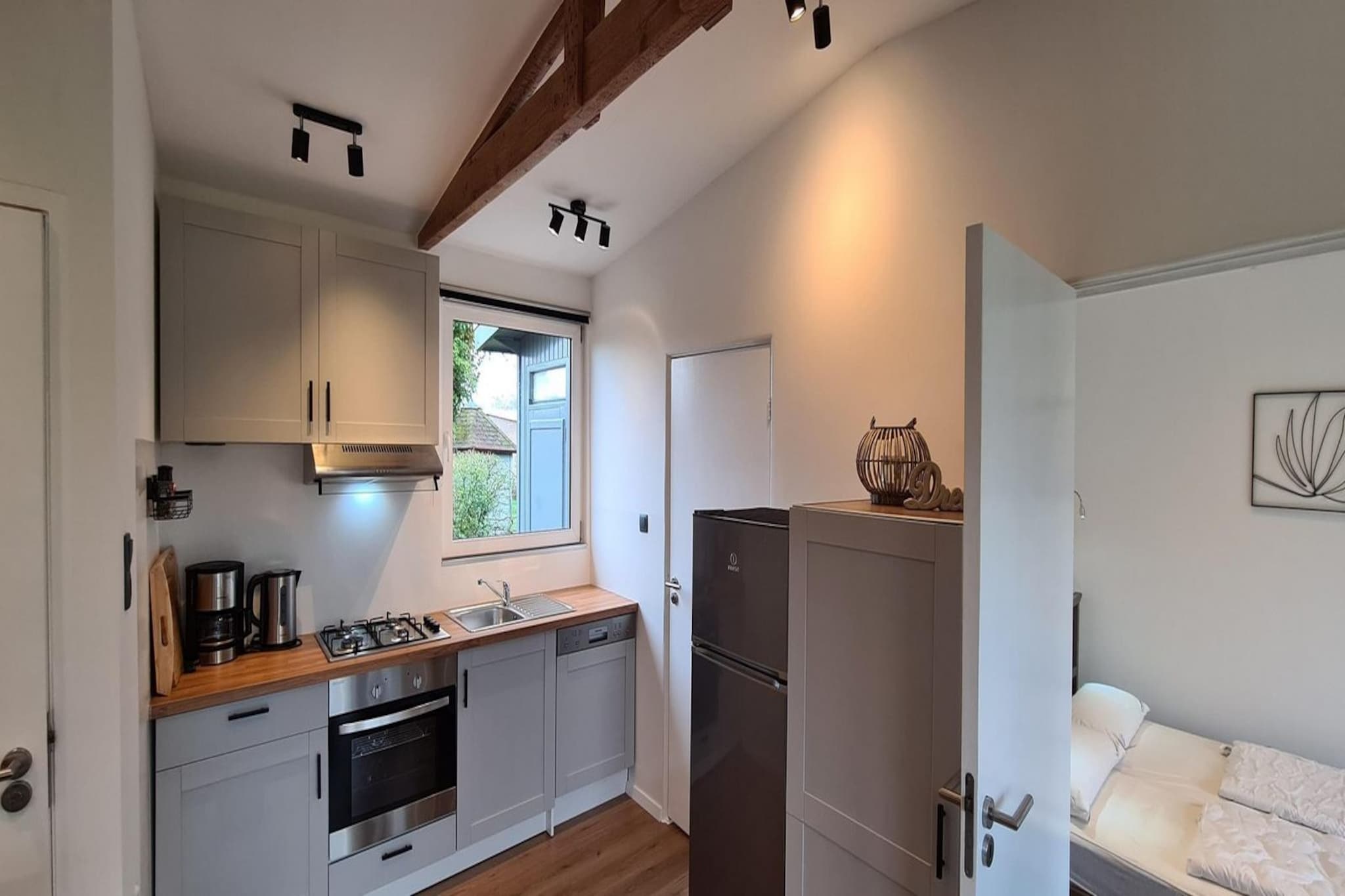 Ground floor: (Living room(TV(smart TV, dutch television channels, german television channels), dining table, seating area), open kitchen(hob(4 ring stoves), electric kettle, toaster, coffee machine(filter), oven, microwave, dishwasher, fridge-freezer, dishes and cutlery(Bowls, chopsticks, plates, cups, etc.)), bedroom(double bed), bedroom(single bed, single bed), bathroom(shower, washbasin, toilet))\n\nheating(central), terrace, garden, BBQ, parking, high chair