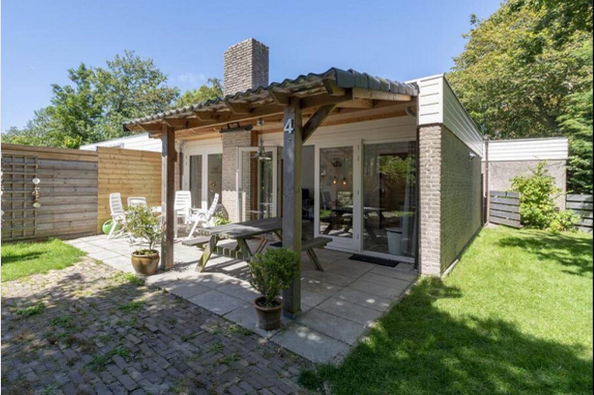 Cosy bungalow on quiet resort near beach