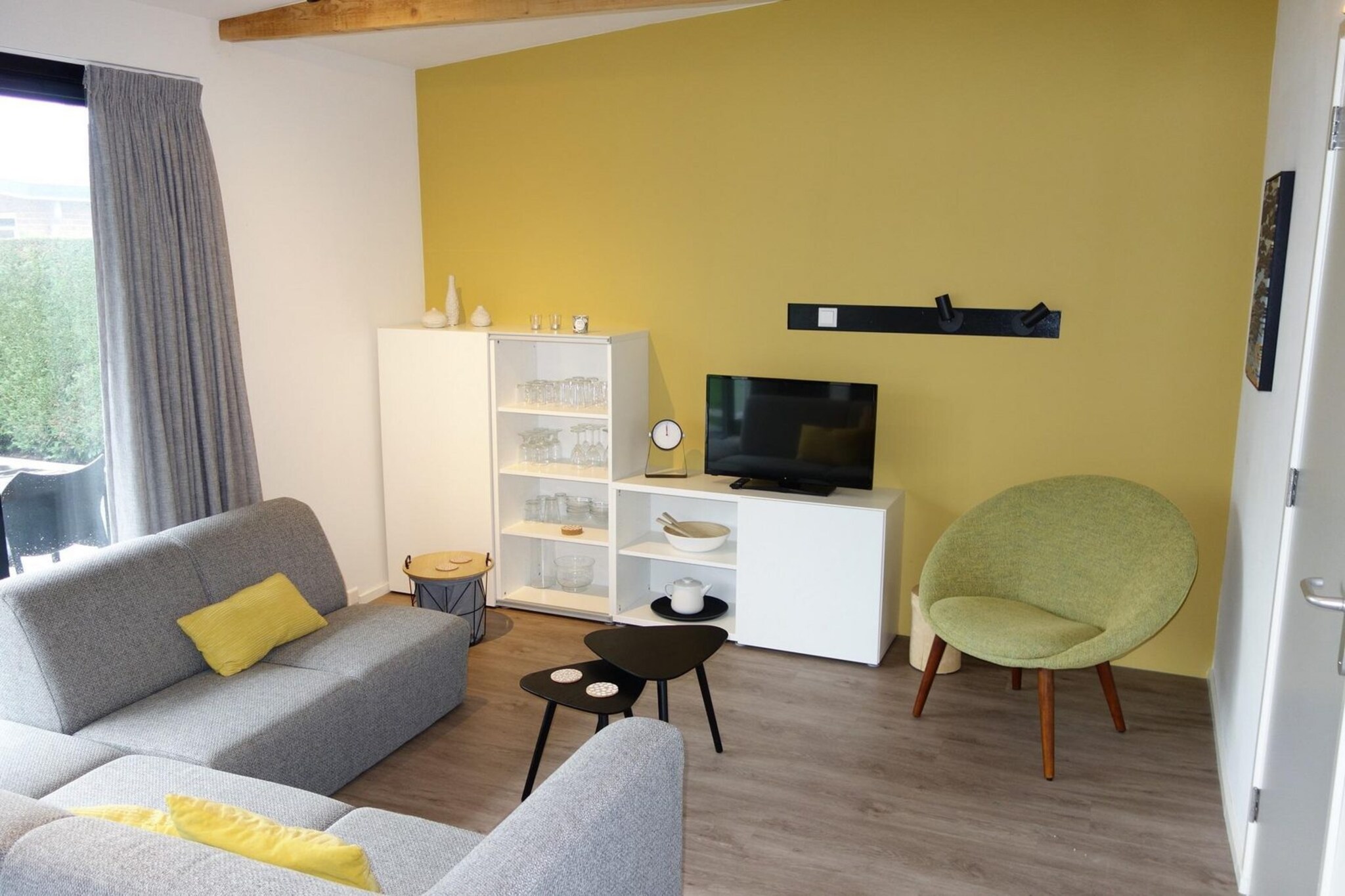 Ground floor: (Living room(TV(smart TV), seating area), open kitchen(hob(electric), hood, dishwasher, fridge-freezer, washing machine), bedroom(double bed), bedroom(single bed, single bed, single bed), bathroom(shower, washbasin), toilet(toilet))\n\nshower(outside), heating(electric), terrace, garden(fenced), bicycle storage, parking, parasol, Garden shed