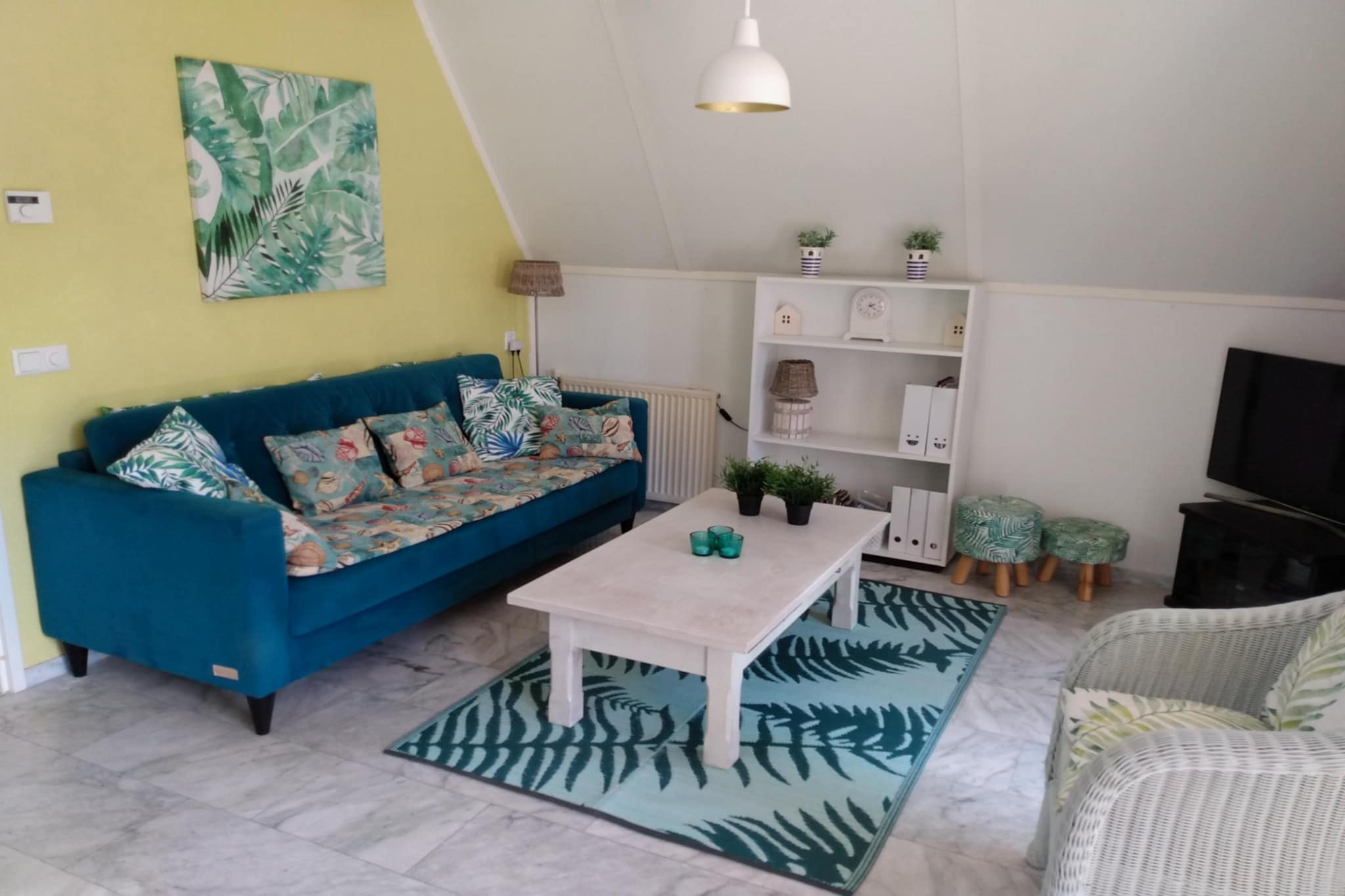 Tucked away in a quiet, small-scale park on the edge of Burgerbrug, this charming holiday retreat offers peace, privacy, and a true sense of escape. Surrounded by open fields, where sheep sometimes graze, and with a historic mill just a short walk away, it’s a place that feels both relaxing and authentic.
The home has been thoughtfully renovated to combine comfort with a welcoming atmosphere. Inside, the cozy living area invites you to unwind with its warm touches and generous sofa, while the open kitchen makes mealtimes easy and enjoyable. Two comfortable bedrooms, including one with a sunny balcony where you can wake up to birdsong, ensure restful nights and slow, happy mornings.
Step outside, and you’ll find a spacious garden with plenty of spots to enjoy the sunshine—whether it’s a cheerful breakfast on the east terrace or a lazy afternoon in the lounge chairs facing south. Children are well taken care of too, with toys and space to play safely outdoors, while adults can relax knowing everyone is entertained.
The surroundings add to the charm. In just minutes, you can cycle or drive to the wide sandy beach at Petten, perfect for family days by the sea. Nearby woodlands, meadows, and a small walking park make it easy to explore nature at your own pace. With so much to enjoy indoors and out, this is a wonderful place to slow down, recharge, and create lasting holiday memories.
Bed linen is optional and is available for 13€ per person/per stay.