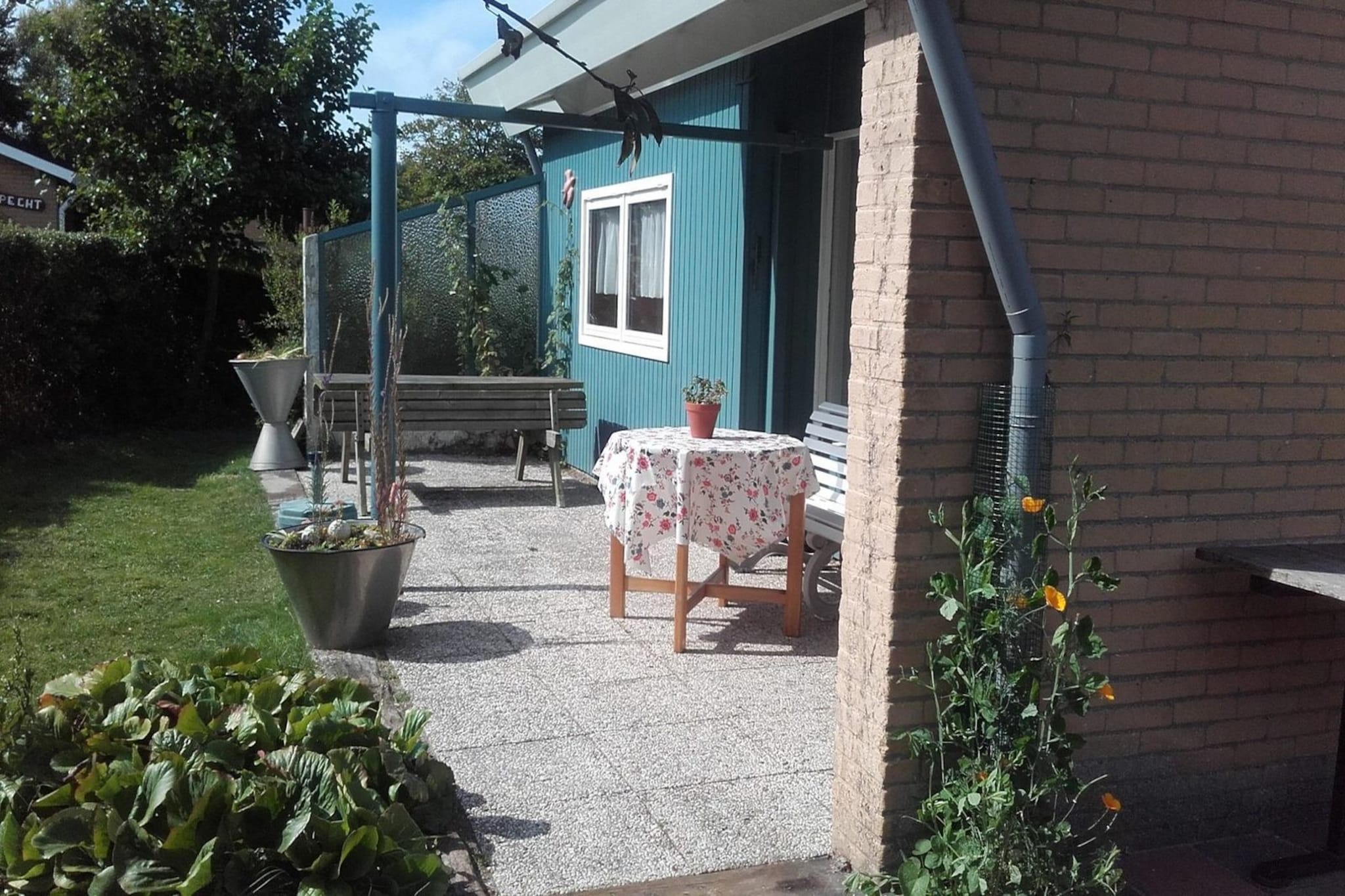 Ground floor: (Living room(TV(digital), seating area), open kitchen(dining table, electric kettle, coffee machine, microwave, dishwasher, fridge-freezer), bedroom(double bed(twin duvet)), bedroom(double bed(twin duvet)), bedroom(single bed), bathroom(shower, washbasin, toilet))\n\nwashing machine, patio, heating(central), heating(floor heating), garden(fenced), garden furniture, terrace heater