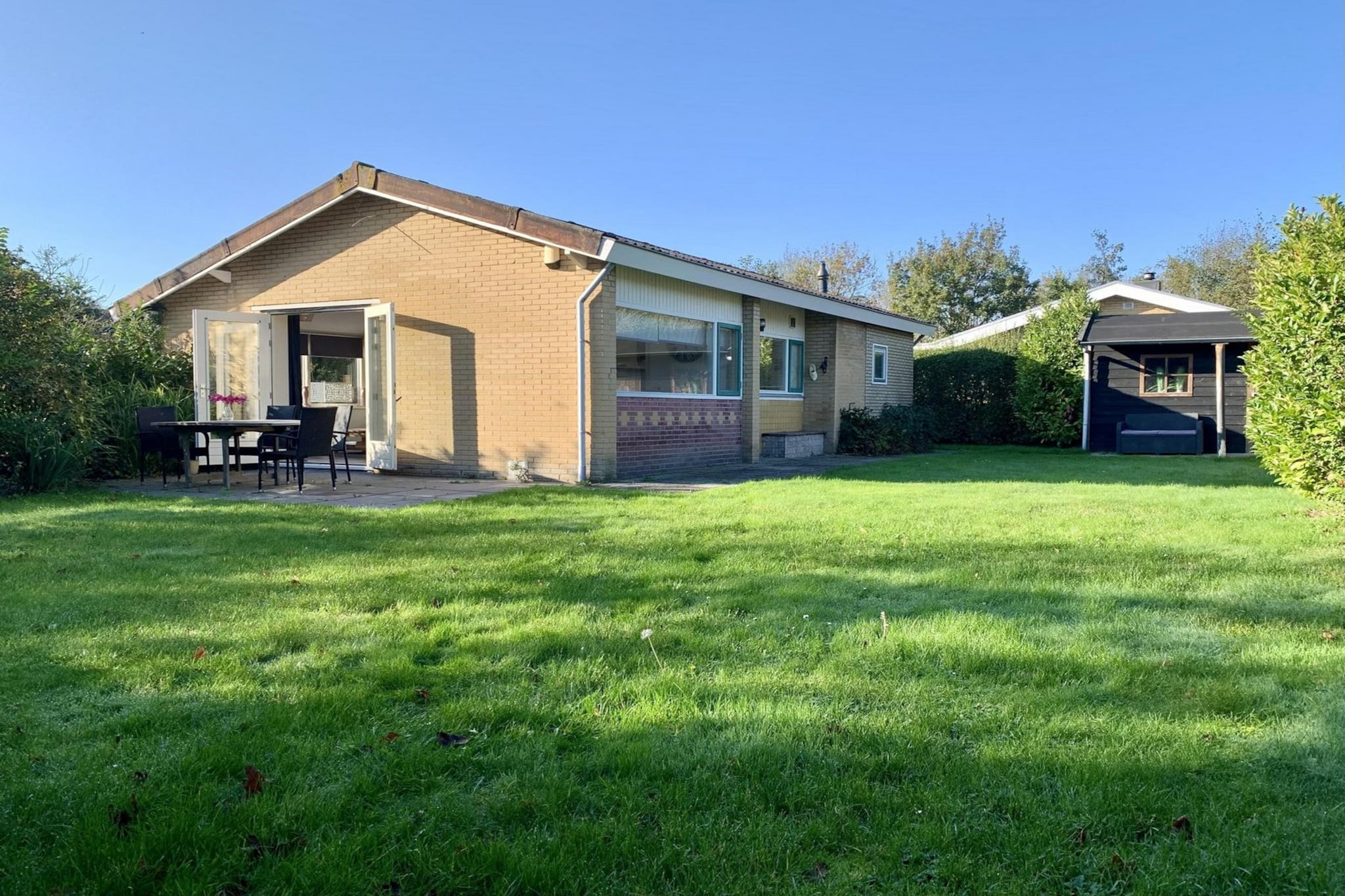 Renovated bungalow with garden