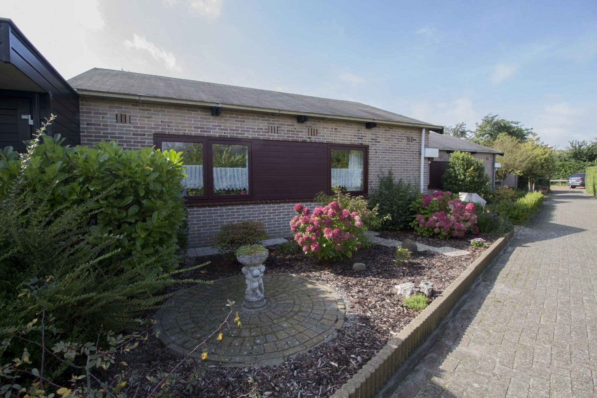 This cozy 4-person (plus baby) holiday bungalow, located in Bungalowpark Boerenslag, is just a 10-minute walk through the stunning dunes to the sandy beach of Sint Maartenszee. The property features a private garden, a designated parking space, and free Wi-Fi. The living area includes a comfortable seating corner with a flat-screen TV (offering Dutch, German, and English channels), a DVD/BluRay player, and a music system with radio and CD player. The open kitchen is fully equipped with modern appliances, including a dishwasher, fridge-freezer, and microwave oven, alongside extras like a raclette set and fondue pot. A dining area accommodates up to four people, and a high chair is provided. Safety features include a smoke detector, fire extinguisher, and carbon monoxide alarm.
The bungalow has two bedrooms: one with a box spring bed (180 x 200 cm) and the second with a double bed (160 x 200 cm) featuring a topper. Pillows and duvets are included. The bathroom is compact yet functional, featuring a walk-in shower, toilet, sink with mirror cabinet, and ventilation. The spacious garden offers plenty of relaxation options with lounge furniture, a parasol, and a barbecue. Additional amenities include a shed equipped with a washer, beach games, a foldable wagon, and picnic essentials.
With central heating and accessible features, the bungalow suits both seniors and families with children. The park includes a playground, table tennis tables, and a pétanque area. E-bike and bicycle rentals are available. Bedding is not included but can be rented or brought along.
The bed-linen is optional and available for € 13 p.p./Stay.