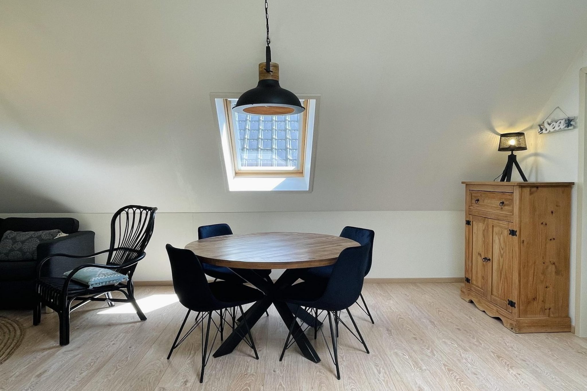 This spacious and beautifully furnished 3-person apartment in Sint Maartenszee is the perfect retreat for those seeking a relaxing holiday in a quiet, green, and small-scale holiday park. The apartment is situated on the first floor of the main building and features a cozy living room with a sitting area, a dining table, and a fully equipped corner kitchen. Large windows and a skylight fill the space with natural light, creating an airy and welcoming atmosphere. The kitchen includes a fridge with a freezer, dishwasher, gas hob, coffee maker, and microwave, making it perfect for preparing meals.
Located in Villa Park Anzelhoef, it offers easy access to the forest, beach, and surrounding areas. Enjoy long walks or bike rides through the dunes, forests, or tulip fields, with the beach just 10 minutes away by bike. This apartment is an ideal base for a cycling or walking holiday near the sea or a peaceful weekend getaway.
The spacious bedroom includes a double bed (two box springs) and an additional single box spring bed, ideal for a third person. A wardrobe and extra storage space are available. The recently renovated bathroom includes a walk-in shower, toilet, modern vanity unit, and washing machine. Other amenities include free Wi-Fi, Smart TV with Dutch and German TV channels, and private parking near the apartment. Linens are not included, but can be rented upon booking.