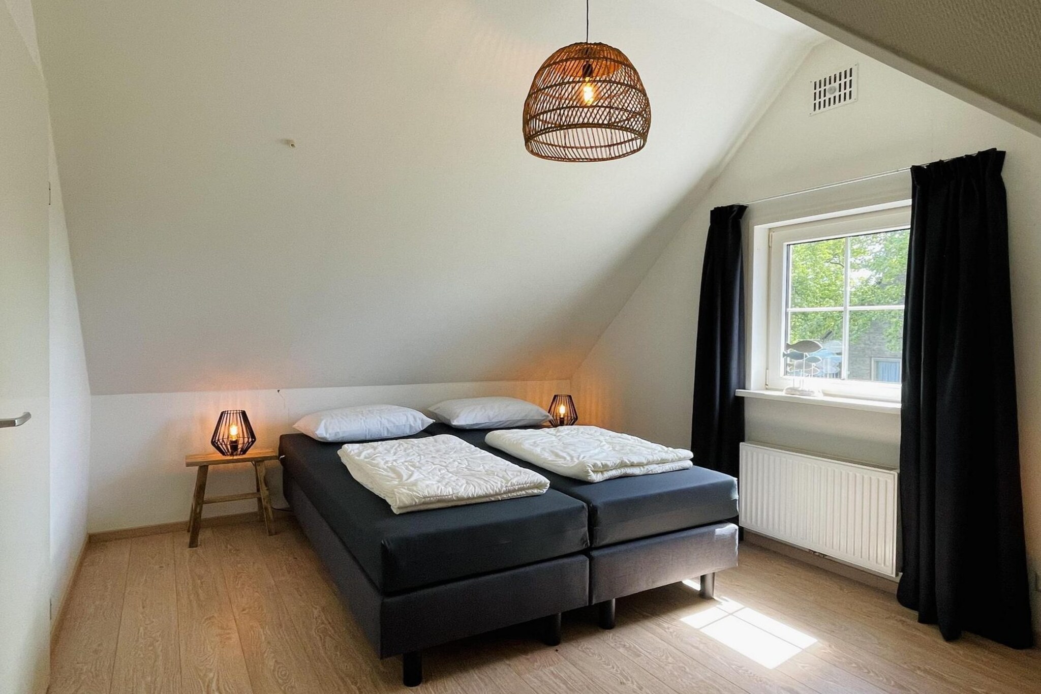 On the 1st floor: (Kitchen(hob(gas), electric kettle, coffee machine(filter), microwave, dishwasher, fridge-freezer), Living/diningroom(TV(smart TV), dining table(4 persons), seating area), bedroom(single bed(80 x 210 cm), double bed(160 x 210 cm)), bathroom(shower, washbasin), toilet(toilet), Internet access)\n\ncot, washing machine, heating(central), bicycle storage, parking, children\'s bed, high chair