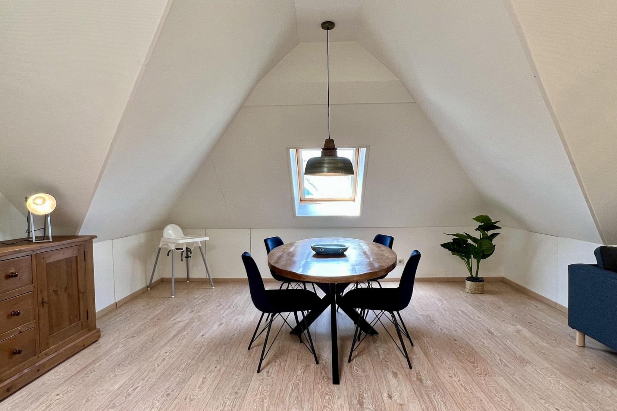 This spacious and beautifully decorated 3-person apartment is located in the quiet, green Villa Park Anzelhoef in Sint Maartenszee. Perfectly positioned for outdoor enthusiasts, the apartment is close to the beach, forest, and picturesque villages. Ideal for cycling or walking holidays, you can explore the dunes, forests, or tulip fields, with the beach just 10 minutes away by bike. It offers a peaceful retreat while still being within easy reach of local attractions.

Situated on the first floor, this bright and airy apartment features a cozy living room with a sitting area, a spacious dining area with an oval table, and a fully equipped corner kitchen. The large windows and skylight fill the space with natural light, creating a warm and welcoming atmosphere. The kitchen includes a fridge with freezer, dishwasher, coffee maker, gas stove, and microwave, ensuring you have everything needed for a comfortable stay.

The apartment includes a spacious bedroom with a double box spring bed and an additional single box spring bed for a third guest. A modern bathroom with a walk-in shower, toilet, vanity unit, and a washing machine completes the apartment. Additional amenities include free Wi-Fi, a Smart TV with Dutch and German channels, and parking near the apartment. Please note that linen is not included, but can be rented.