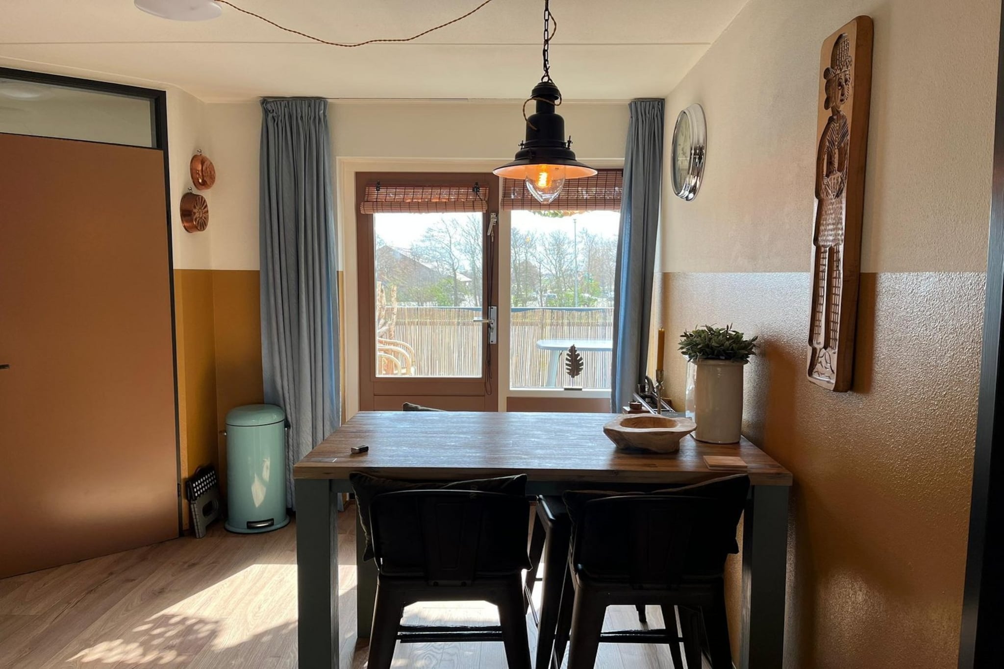 On the 1st floor: (Living room(TV(smart TV, dutch television channels, german television channels), seating area), open kitchen(hob, electric kettle, toaster, hood, coffee machine(filter), combination microwave, dishwasher, fridge-freezer), bedroom(double bed(140 x 200 cm)), bedroom(single bed(90 x 200 cm), single bed(90 x 200 cm)), bathroom(shower, washbasin, toilet))