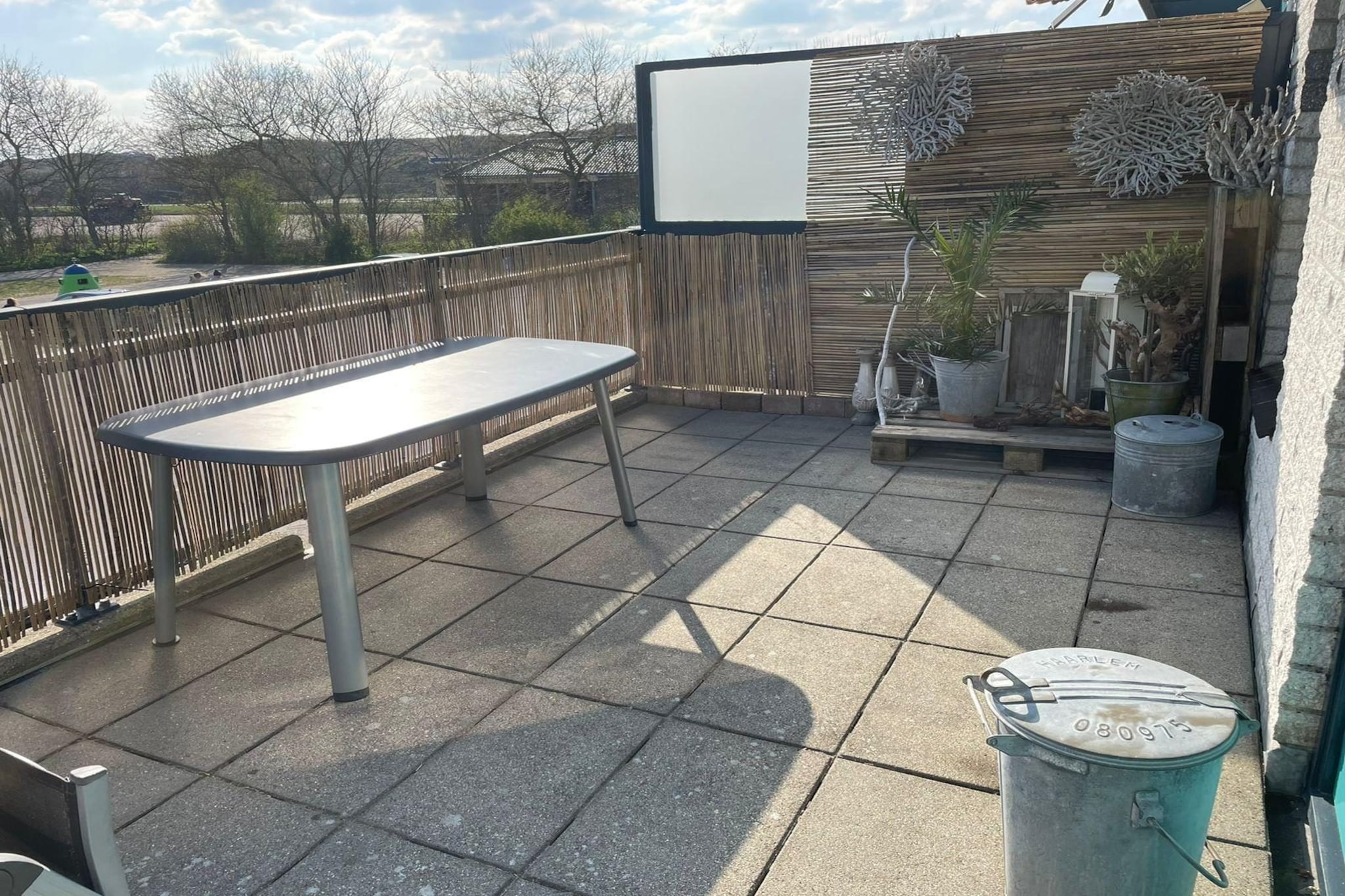 This spacious, comfortably furnished apartment is located about 100 m. from the fabulous dune area in Sint Maartenszee. In 10 minutes walk you can reach the beautiful beach. The apartment is on the 1st floor. A comfortable wooden staircase leads to the very fully equipped apartment. A south-facing balcony invites you to enjoy a good glass of wine in the evening sun. Apartment 77, on the Zeeweg in Sint Maartenszee, is well maintained and well equipped. Entrance The apartment is on the first floor and is accessible via a wooden staircase. Living room The living room has a corner sofa and an armchair. There is a Smart TV with Dutch and German channels.
There is WiFi in the accommodation. Kitchen There is a well-equipped, open gray kitchen with a refrigerator (with freezer), dishwasher, combi oven, toaster, induction hob and extractor hood. Bathroom A spacious bathroom with shower, sink and toilet. 2 bedrooms Bedroom 1 has a double bed of 140 x 200 cm. Bedroom 2 has 2 single beds of 90 x 200 cm.
Extra facilities The entire 80 m2 apartment is equipped with central heating and laminate flooring. Next to the entrance is a large storage room with enough space to store bicycles and beach equipment, for example. Outside From the living room you can access the spacious south-facing terrace (12 m2) with garden chairs and a garden table. Please note! Bed linen is not included in your booking as standard. You can bring your own or rent it from us. You can add bed linen when booking.
The bed-linen is optional and available for € 13 p.p./Stay.