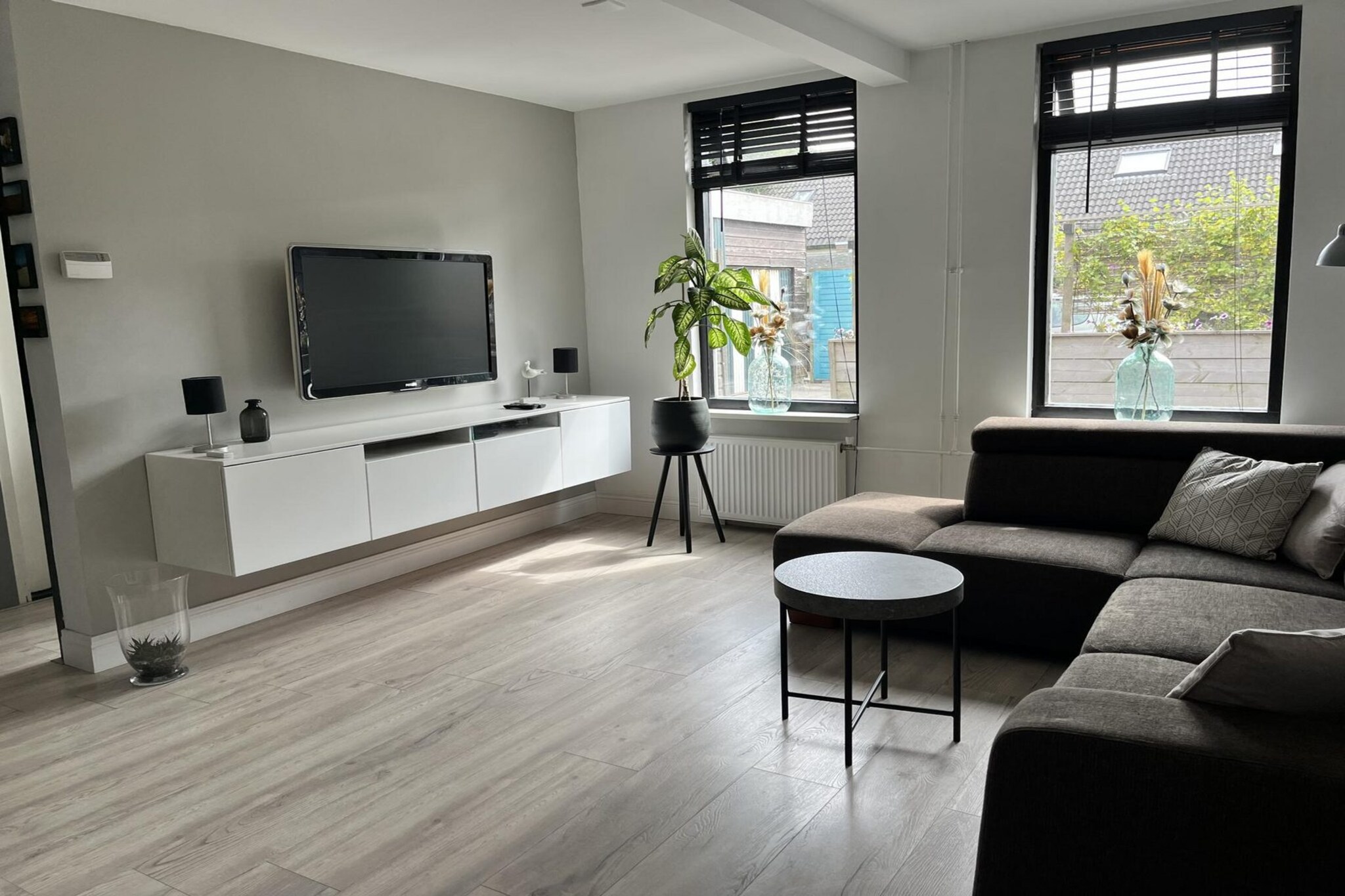 Relax in this tastefully furnished 'Paint it Black' holiday home in Sint Maartensvlotburg. Perfect for cycling or walking trips, it's just a 10-minute bike ride to the beach and a few minutes' walk to the forest. This fully equipped, two-story home offers an ideal base for active holidays or tranquil getaways._x000D_
_x000D_
Enjoy a cozy, south-facing terrace with a lounge set. The living room has a corner sofa, large TV (Dutch/German channels), and views of the terrace. A steep staircase leads upstairs. The modern kitchen features a dining area, fridge-freezer, gas cooker, dishwasher, and combi-oven._x000D_
_x000D_
The spacious ground-floor bathroom includes a bathtub, walk-in rain shower, and toilet. Upstairs, the master bedroom has a large box-spring bed, TV, and walk-in closet. The second bedroom offers a bunk bed and a sofa bed for an extra person. Amenities include bike storage with e-bike charging, free Wi-Fi, private parking for two cars, a highchair, and a cot. Pets are not allowed, and linen is not included but can be rented._x000D_
