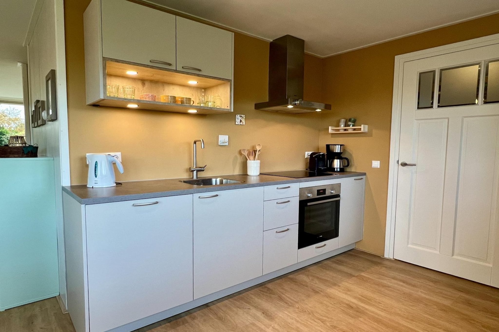 Ground floor: (open kitchen(hob(induction), electric kettle, toaster, hood, coffee machine(espresso, filter), oven, dishwasher, fridge-freezer), Living/bed room(TV(smart TV, dutch television channels, german television channels), dining table, seating area), bedroom(double bed(two single duvets)), bedroom(double bed(two single duvets)), bedroom(bunk bed(90 x 200 cm)), bathroom(shower(walk-in shower), washbasin), toilet(washbasin, toilet))\n\nwashing machine, terrace, garden, garden, garden, bicycle storage, parking, parking, children\'s bed