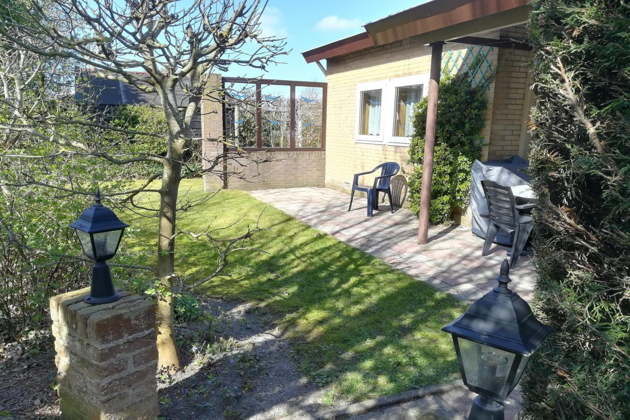 Ground floor: (Living room(TV(smart TV, dutch television channels, german television channels, international television channels), dining table, seating area, DVD player), open kitchen(hob(ceramic), electric kettle, toaster, hood, coffee machine(filter), oven, microwave, dishwasher, fridge-freezer), bedroom(double bed(140 x 200 cm)), bedroom(bunk bed(80 x 200 cm)), bathroom(shower, washbasin, toilet))\n\nheating(central), terrace, garden, high chair