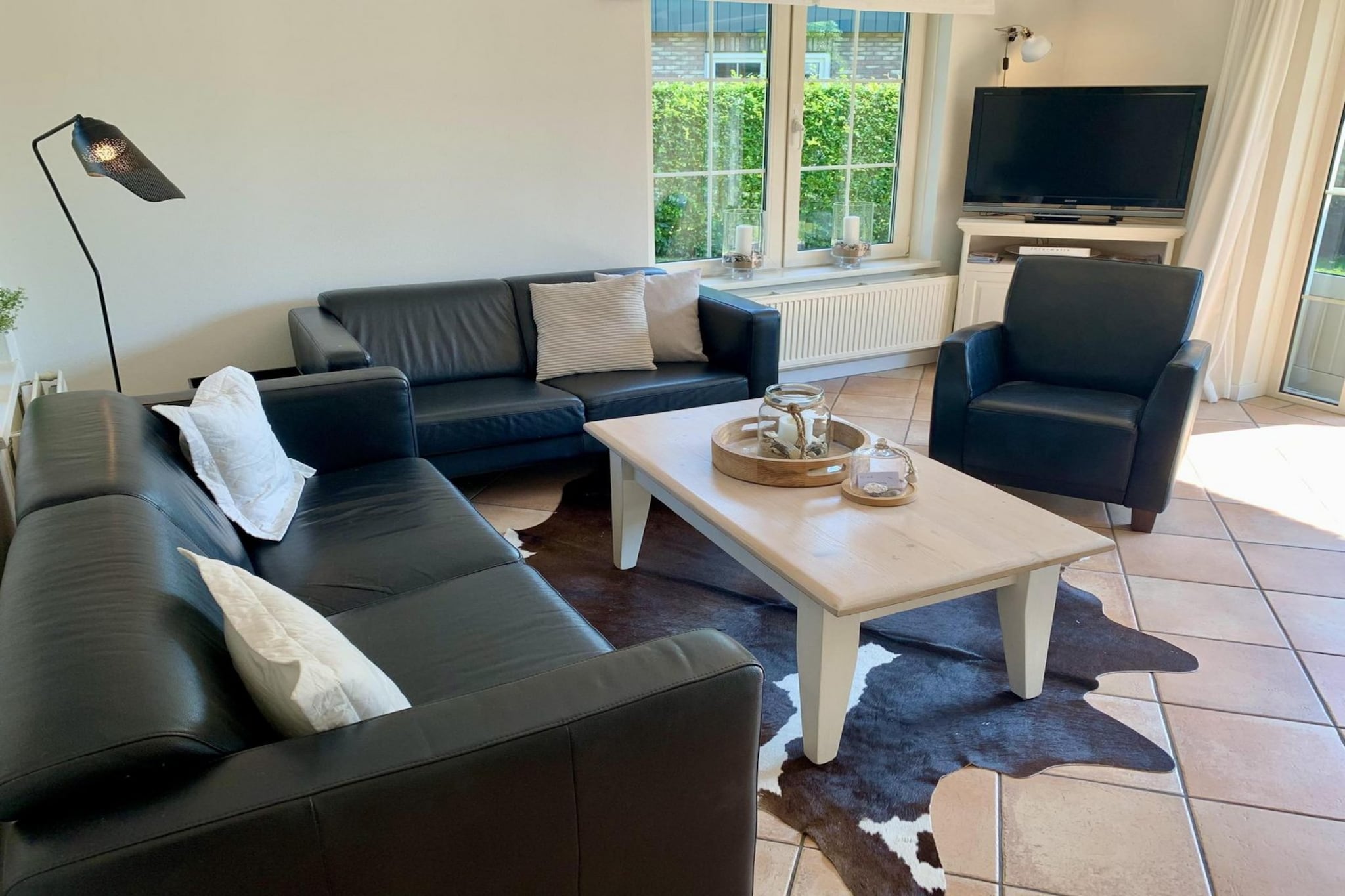 Completely unwind in this charming holiday home located in the small-scale Villapark Anzelhoef in Sint Maartenszee. The house accommodates up to 6 people with 3 comfortable bedrooms and 2 brand-new bathrooms renovated in 2024. On the ground floor, you’ll find a bedroom with two single beds that can be pushed together. The two bedrooms on the first floor each feature a double bed. Child-friendly amenities such as a high chair and a crib are available (please bring your own crib bedding). Pets are not allowed, and bed linens can be rented as an optional extra.
The property is just a 10-minute bike ride from the beach and within walking distance of the forest, making it perfect for a walking or cycling vacation. Nearby, you’ll find cozy restaurants, beach pavilions, and local markets. For day trips, the historic city of Alkmaar and the charming town of Schagen are easily accessible. Enjoy the stunning natural surroundings and discover the diverse attractions of the Dutch coast.
Inside, the home features a tastefully decorated living room with cable TV, a round extendable dining table, and a fully equipped open kitchen with a dishwasher, combination oven-microwave, and a washer and dryer in the utility room. The sunny garden offers a beautifully landscaped terrace with outdoor furniture and sun loungers. Barbecuing is permitted using gas or electric grills. Free WiFi and parking for one car are included.
The bed-linen is optional and available for € 13 p.p./Stay.