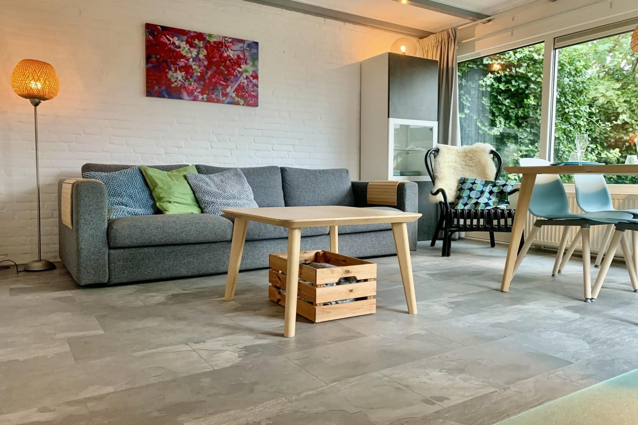 Step inside this charming bungalow and you’ll feel at home straight away. The living room is bright, cozy, and stylishly furnished, complete with a Full HD smart TV and free Wi-Fi, making it easy to unwind after a day by the sea. The open kitchen is a true highlight—spacious, modern, and fully equipped with everything you could need, from a dishwasher and fridge-freezer to multiple ovens, a 6-burner stove, and even fun extras like a waffle maker and a choice of coffee machines. Whether you’re preparing a quick breakfast or a family dinner, cooking here feels effortless.
With two comfortable bedrooms, the bungalow is perfectly suited for couples or small families. One features a generous double bed while the other has a cozy double. The bathroom is modern and fresh, fitted with a shower, sink, and toilet. Throughout the bungalow, underfloor heating and tasteful tiling create a warm and welcoming atmosphere, while practical extras like a washing machine, dryer, and even a beach wagon ensure a carefree stay.
Outside, you’ll find a private fenced garden with a large covered terrace, offering space to relax in any weather. Comfortable garden furniture and a lounge set invite you to sit back, dine outdoors, or simply soak up the peaceful surroundings. Dogs are more than welcome here, with thoughtful amenities like beds, bowls, and even a bike trailer provided for four-legged guests. With its well-kept interior, practical extras, and cozy charm, this is a place where you can settle in immediately and enjoy a relaxing holiday from the very first moment.
The bed-linen is optional and available for € 13 p.p./Stay.