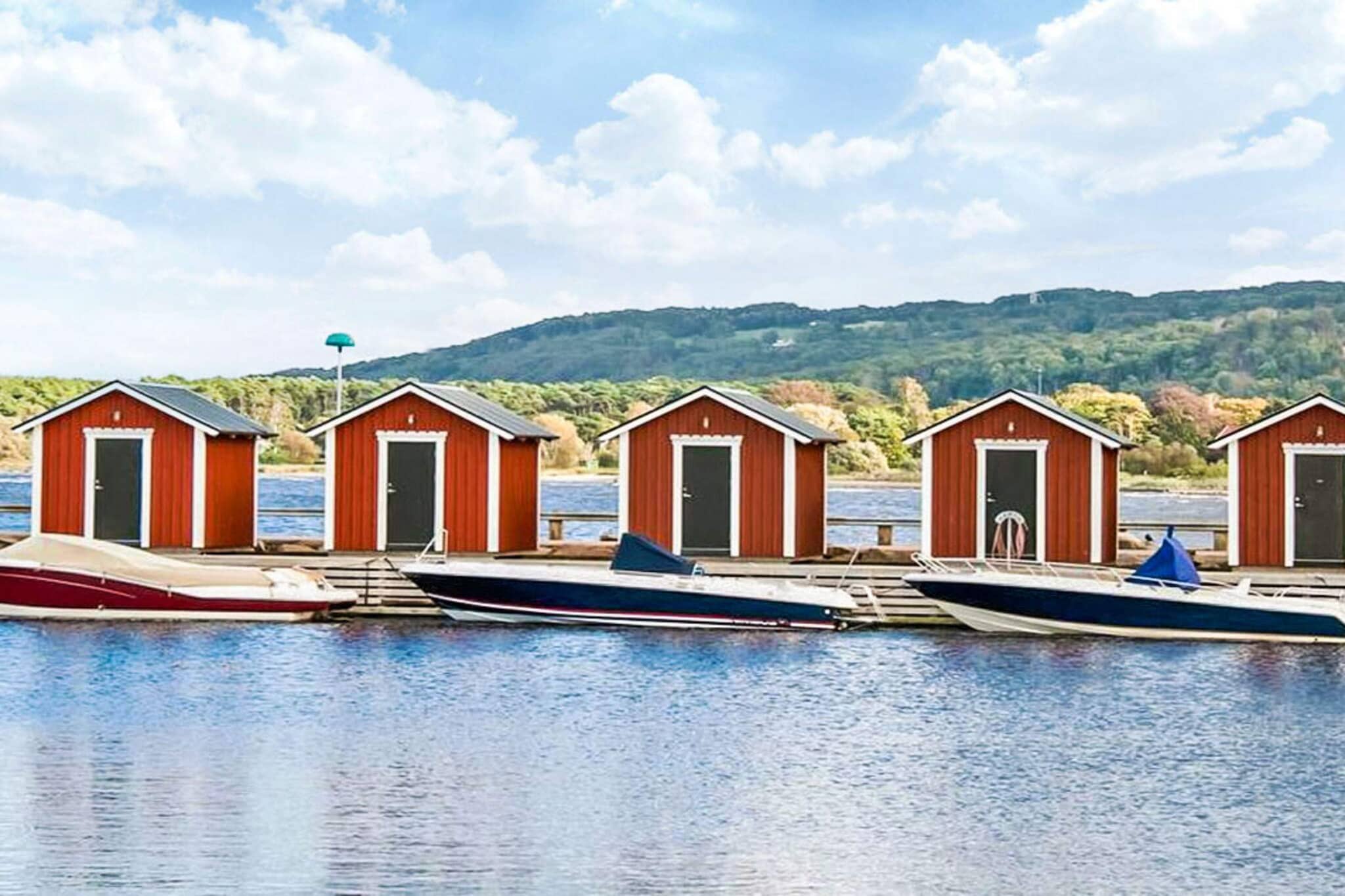 Kitchen(fridge), bedroom(single bed, TV(swedish TV channels)), bathroom(shower, toilet), heating(central), parking