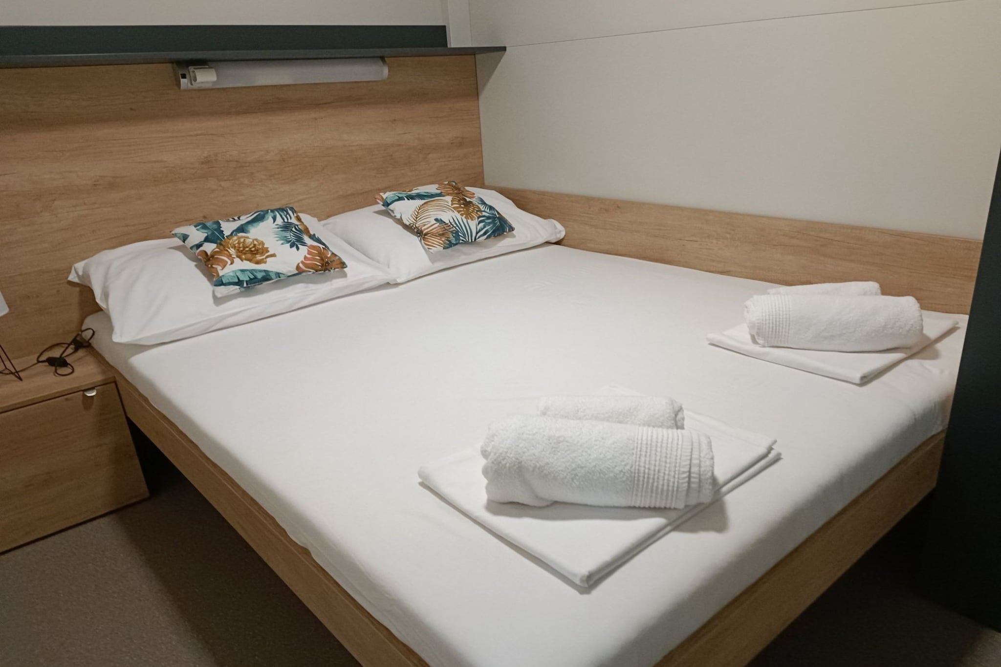Comfort Two Bedroom Mobile Homes Pirovac - Classic Two Bedroom Mobile Home with Sea View and Terrace-Schlafzimmer
