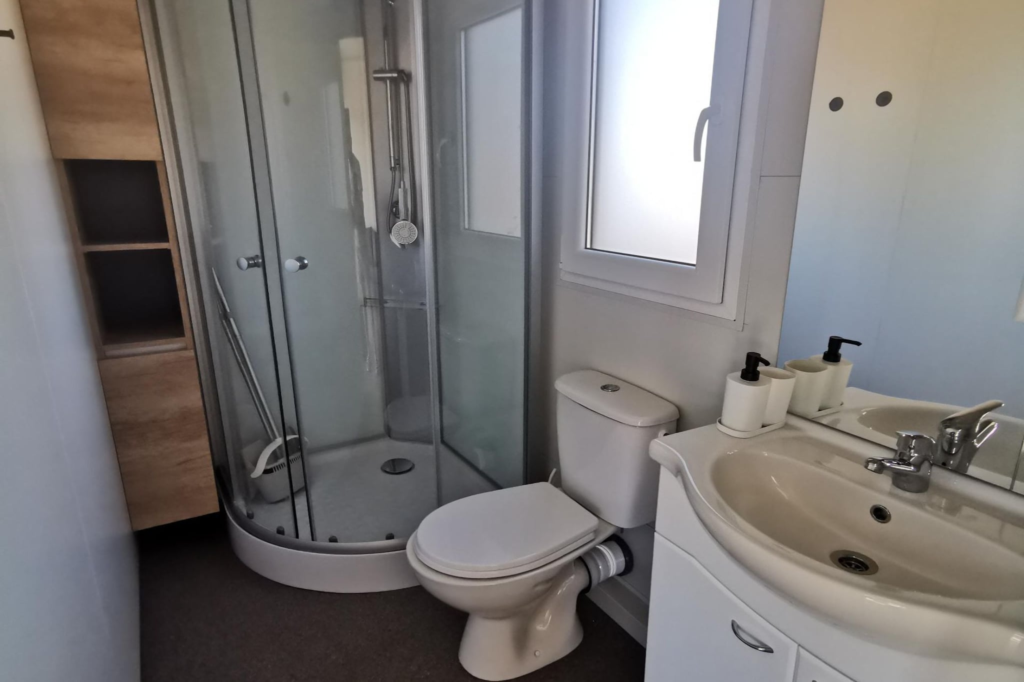 Comfort Two Bedroom Mobile Homes Pirovac - Classic Two Bedroom Mobile Home with Sea View and Terrace-Badezimmer