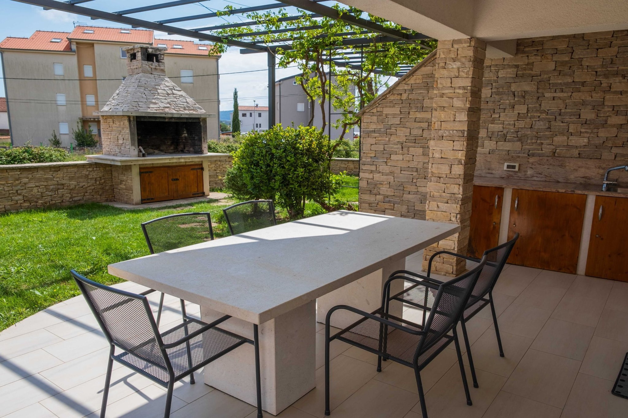 Charming  Three Bedroom House  Turanj-Außenbereich
