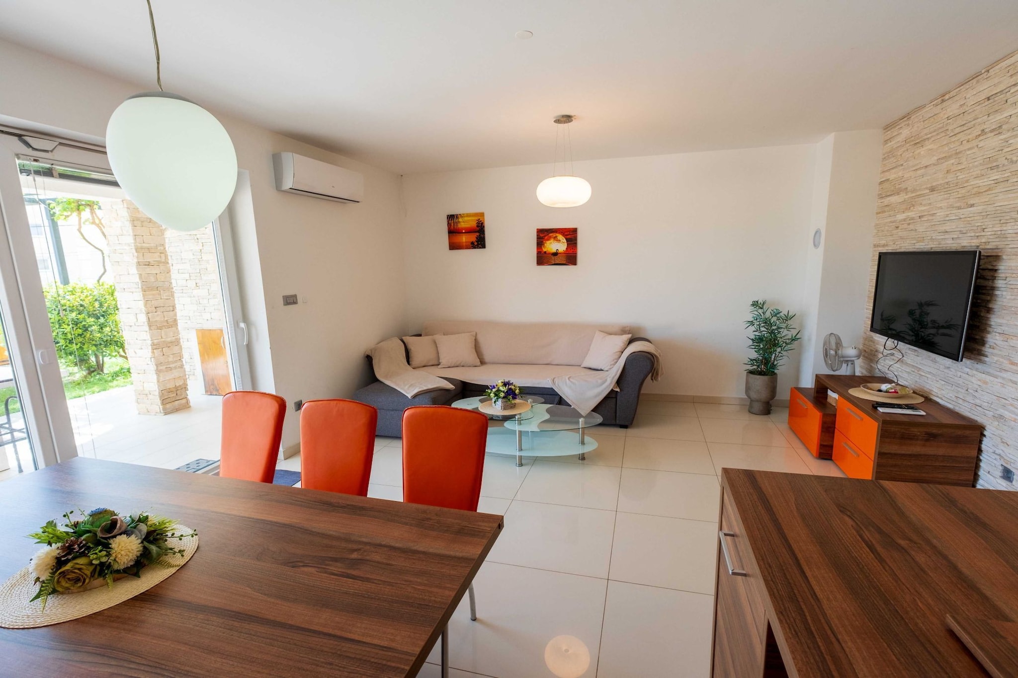 Charming  Three Bedroom House  Turanj-Wohnzimmer