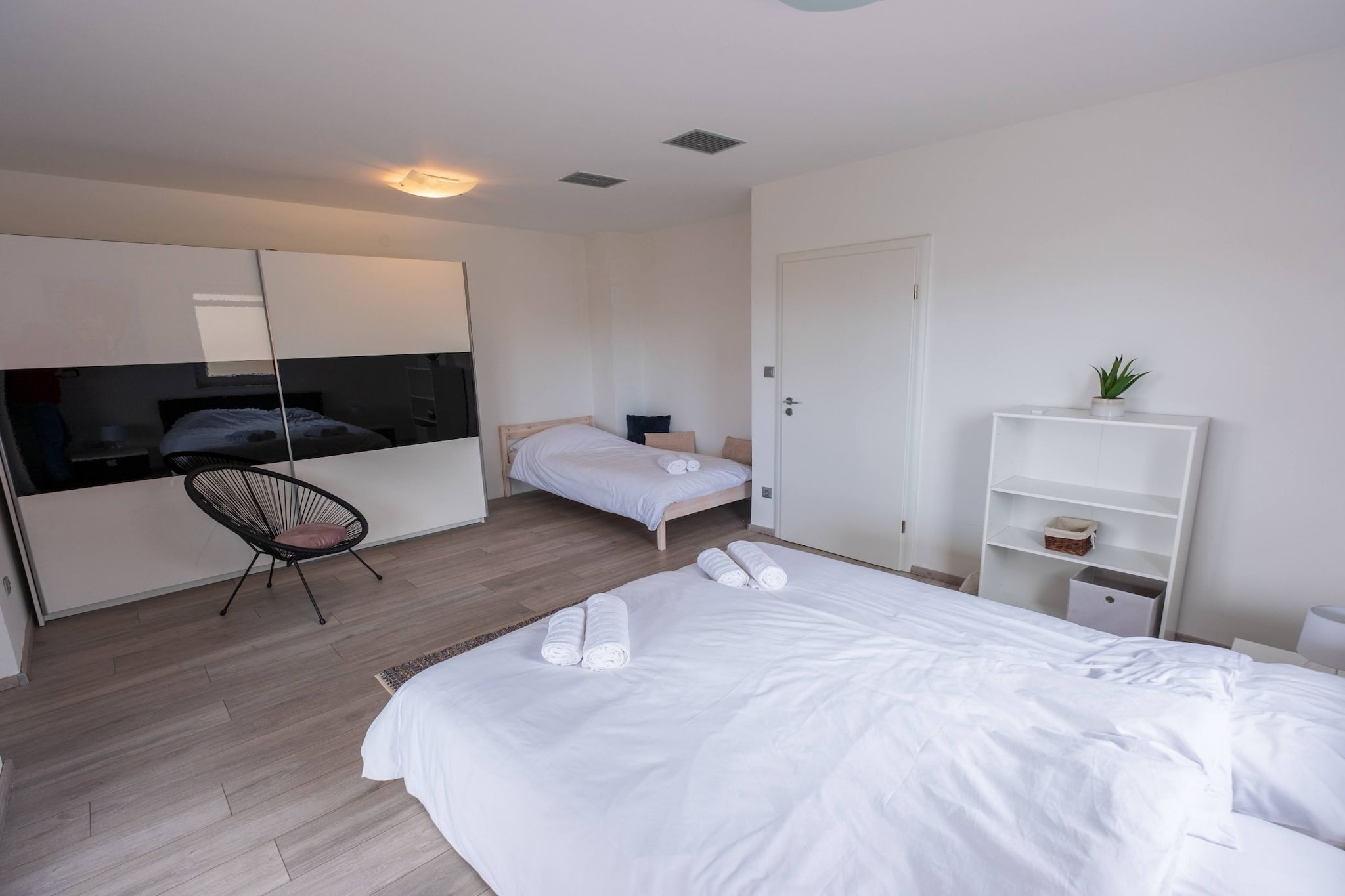 Charming  Three Bedroom House  Turanj-Schlafzimmer