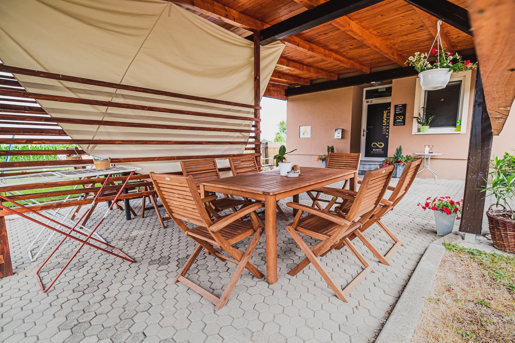 Elegant and Stylish Retreat Apartments with Terrace - Two Bedroom Apartment with Terrace-Buitenlucht