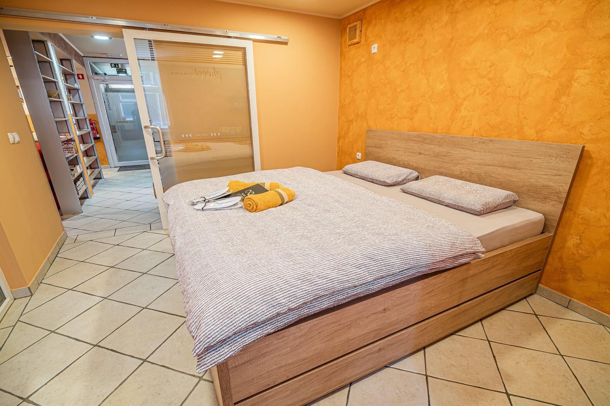 Elegant and Stylish Retreat Apartments with Terrace - Two Bedroom Apartment with Terrace-Slaapkamer