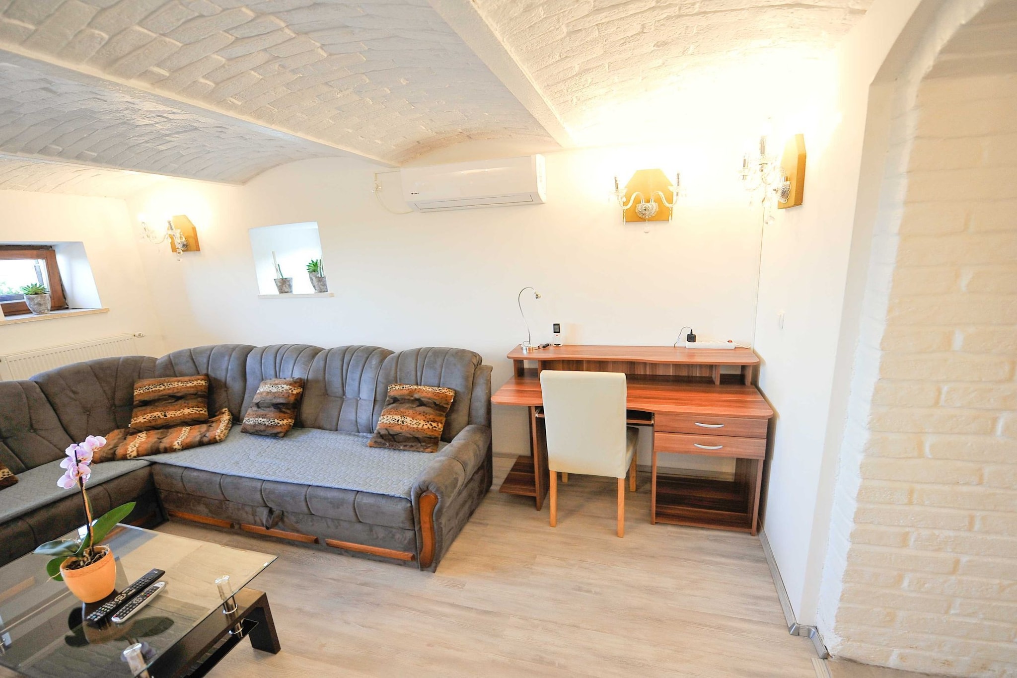 Relax and Rustic Apartments with Terrace - Classic One Bedroom Apartment with Terrace (owner Silvester)-Woonkamer