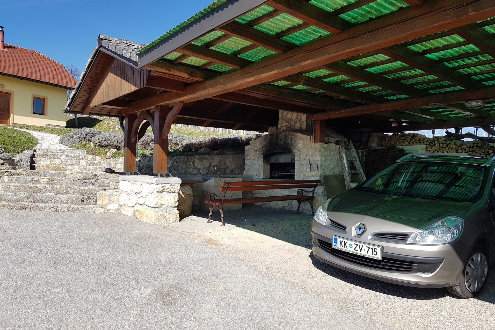 Vivid Hillside Country House with Hot-Tub and Sauna - Two Bedroom Country House-Buitenlucht