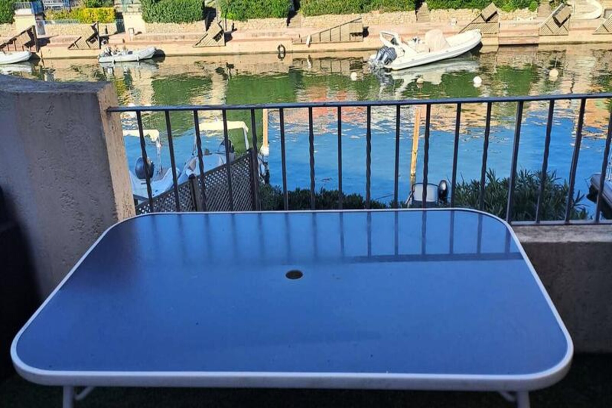 Let yourself be seduced by this charming apartment, where every day offers a new view of the boats of La Giscle from a pleasant furnished terrace.
Enjoy moments of relaxation by the private swimming pool and an ideal setting for a family vacation. Located just a few minutes from the beaches and close to the Port Cogolin Marina, this apartment combines comfort and practicality.
Description of the apartment:
Surface area: approximately 41 m²
Terrace: 12 m² with synthetic grass, garden furniture, and dining area for convivial moments.
Bright living room:
Living room with a 3-seater sofa, coffee table, and dining room equipped with a table and 4 chairs.
Open kitchen, fully equipped (see list below).
Large bay window opening onto the green terrace with a view of the Giscle.
Sleeping area:
Master bedroom: double bed (140 cm).
Second bedroom: two single beds, perfect for children or guests.
Modern bathroom: hydromassage shower for a touch of well-being.
Separate WC.
Equipment at your disposal:
mini-oven, microwave, refrigerator with freezer, coffee maker, kettle, toaster, dishwasher, washing machine, iron and ironing board, flat screen TV, fans.
Secure parking: reserved space in the basement.
Practical information:
Deposit: €700 to be paid on site.
Tourist tax: to be paid on arrival.
End of stay cleaning: €60, obligatory and to be paid on arrival.
Household linen (optional):
Double bed: €20 per change.
Single bed: €12 per change.
Towel kit: €8.
Let yourself be tempted by this peaceful setting and enjoy a memorable vacation in the heart of the Côte d’Azur!
Services included:
GASSIN MENAGE
Heating - 1