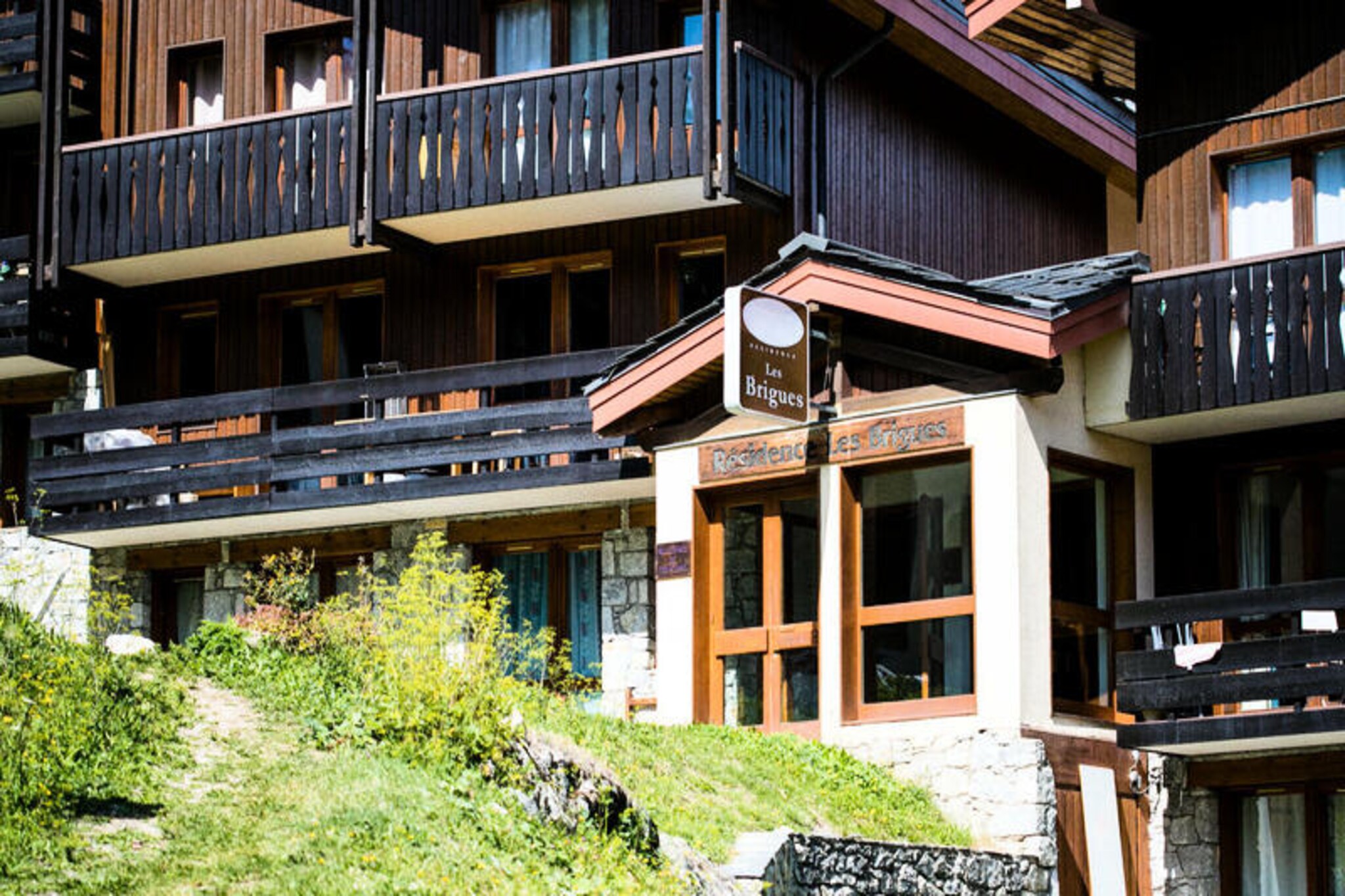Résidence Les Brigues is located in the resort of Courchevel 1550, in the Northern Alps. This family resort belongs to the 3 Valleys ski area with its 300 slopes spread over 600km, enjoying an international reputation.&nbsp;
 
 
 
 And if spending the winter in the mountains seems obvious, in summer, Courchevel has some great surprises in store for you! You will be able to discover magnificent landscapes and many exceptional sites such as Lac de la Rosière, Vallon des Avals, Petit Mont Blanc and many others.&nbsp;
 
 
 
 Services included:
 
 Maintenance kit (1 sponge, 1 cloth, 1 bottle of multi-use product, 1 bottle of hand dishwashing liquid, 1 dishwasher tablet and 1 cloth: may vary depending on the residence).
 
 &nbsp;
 
 Please note: The photos of the accommodation are non-contractual. No personalized assignment can be guaranteed.
 
 &nbsp;
 2 rooms for 6 people
 
 
 
 Number of pieces: 2
 
 Maximum capacity: 6
 
 
 
 Accommodation: 1 living room, 1 bedroom, 1 kitchen area, 1 cabin area, 1 bathroom and 1 toilet.
 
 
 
 maeva Home Confort label: good value for money.
 
 Correct services, accommodation maintained and equipped with the main amenities. The essentials for a vacation at the best price.
 
 &nbsp;
 
 Rental from individual to individual Maeva:
 
 Apartments and private houses certified by the maeva Home teams.
 Smart prices with essential services included (bed linen, cleaning kit).
 5 ranges of comfort, from budget to exclusive, with fully equipped accommodation, all different.
 On-site teams at your service and numerous services &amp; activities offered on site (additional charge).
 
 
 Bed linen - In addition, on request (bed linen pack to be reserved) until 09/30/24
 Bathroom linen - On request, at extra charge
 End of stay cleaning - Mandatory cleaning service to be paid upon check-in.
 Daily cleaning - Available at an additional cost, inquire at reception for rates.
 Tourist tax (additional charge) - To be paid from your customer area: https://mon-compte.maeva.com. Its amount varies depending on the location. Free for under 18s.
 Deposit (in euros) - 500
 End of stay cleaning - Mandatory cleaning service to be paid upon check-in or upon arrival.
 Bed linen - Additional charge.